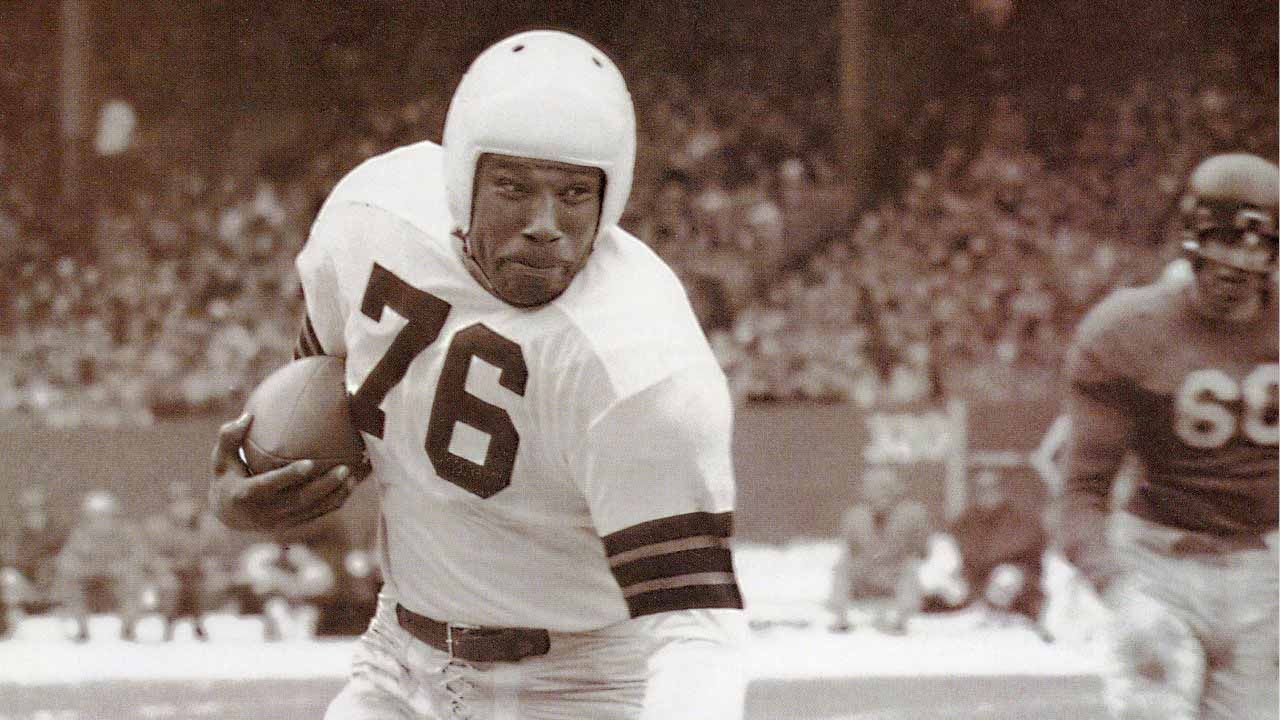
                <strong>1946: Das erste Trikot der Browns</strong><br>
                Seit ihrem Beitritt in die NFL 1950 und auch schon zuvor in der AAFC tragen die Cleveland Browns stets ein weißes Trikot mit schwarz-braunen Streifen am Ärmel. Der Helm ist anfangs ebenfalls weiß. Im Jahr 1952 wechselt die Franchise allerdings dann zu ihrem ikonischen orangefarbenen Helm.
              
