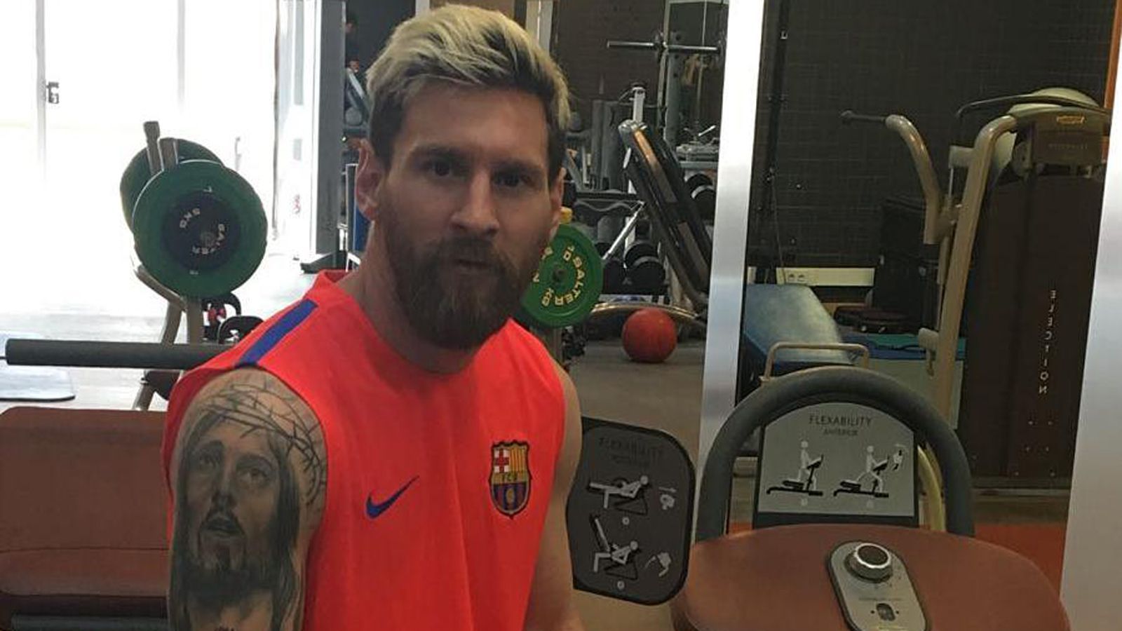
                <strong>Jesus-Tattoo</strong><br>
                Messi gilt zudem als sehr religiös. Kein Wunder, dass sich der Ausnahmespieler auch ein riesiges Jesus-Ebenbild auf den rechten Oberarm tätowieren ließ.
              