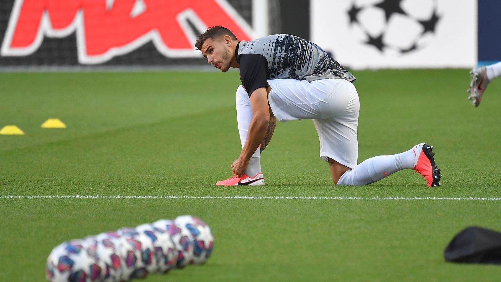 
                <strong>Linker Verteidiger / Innenverteidiger: Lucas Hernandez</strong><br>
                Noch schwieriger ist die Lage für Bayerns Rekordtransfer. Dass Hansi Flick den angeschlagenen Boateng durch Süle statt Lucas Hernandez ersetzte, dürfte ein weiterer Nackenschlag für den Franzosen gewesen sein. Flick betonte nach dem Lyon-Spiel, dass er Hernandez momentan als Linksverteidiger sehe. Dort hat sich jedoch Davies festgespielt.
              