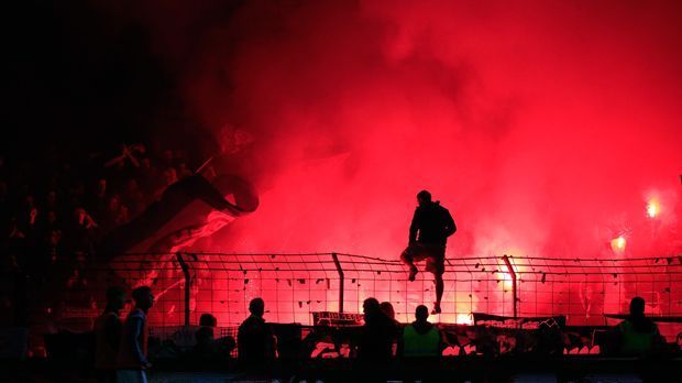 
                <strong>Platz 8: 1860 München</strong><br>
                Platz 8: Hier rangiert der TSV 1860 München. Die "Löwen" mussten 53.000 Euro an den DFB bezahlen. Unter anderem, weil einige der Anhänger Bengalos und Rauchbomben anzündeten. 
              