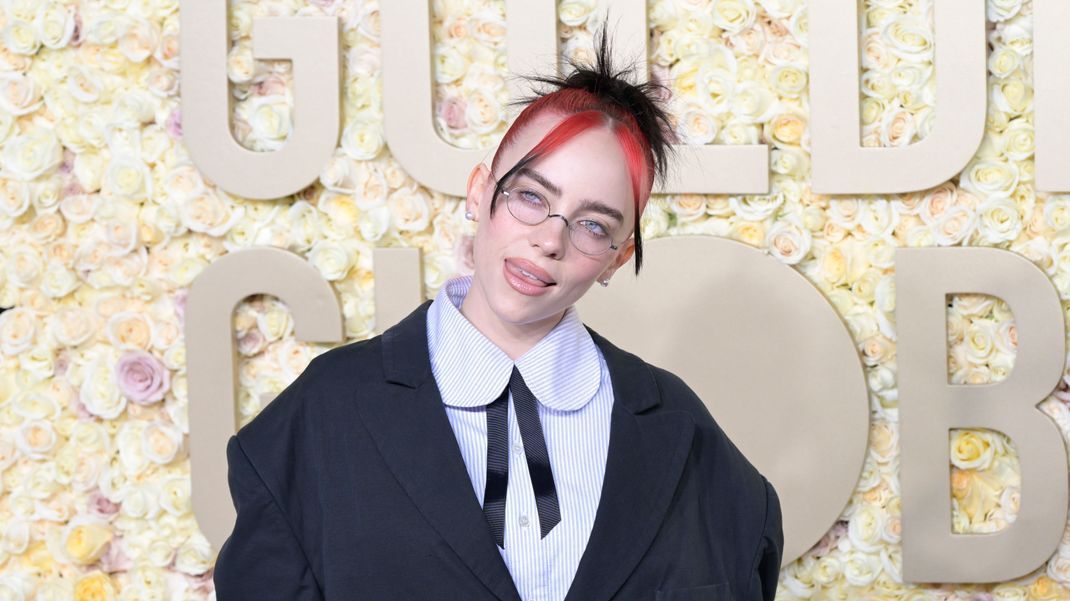 Billie Eilish überraschte bei den Golden Globes mit Brille - und läutete so den neuesten Trend 2024 ein.