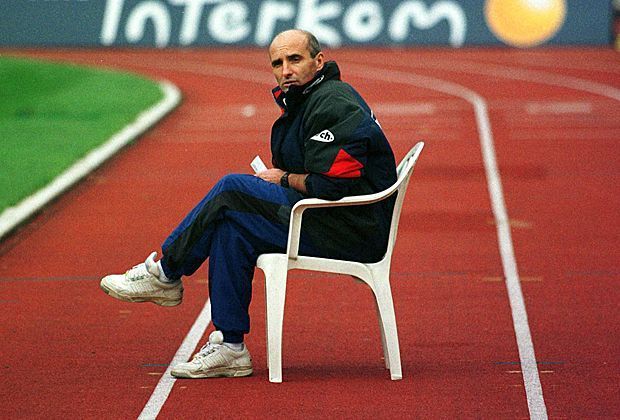 
                <strong>Horst Ehrmantraut, Plastikstuhl</strong><br>
                Horst Ehrmantraut ist als Trainer von Eintracht Frankfurt da eher klassischer unterwegs. Von 1996 bis 1998 ist er häufig auf einem Plastikstuhl an der Seitenlinie der SGE zu sehen.
              