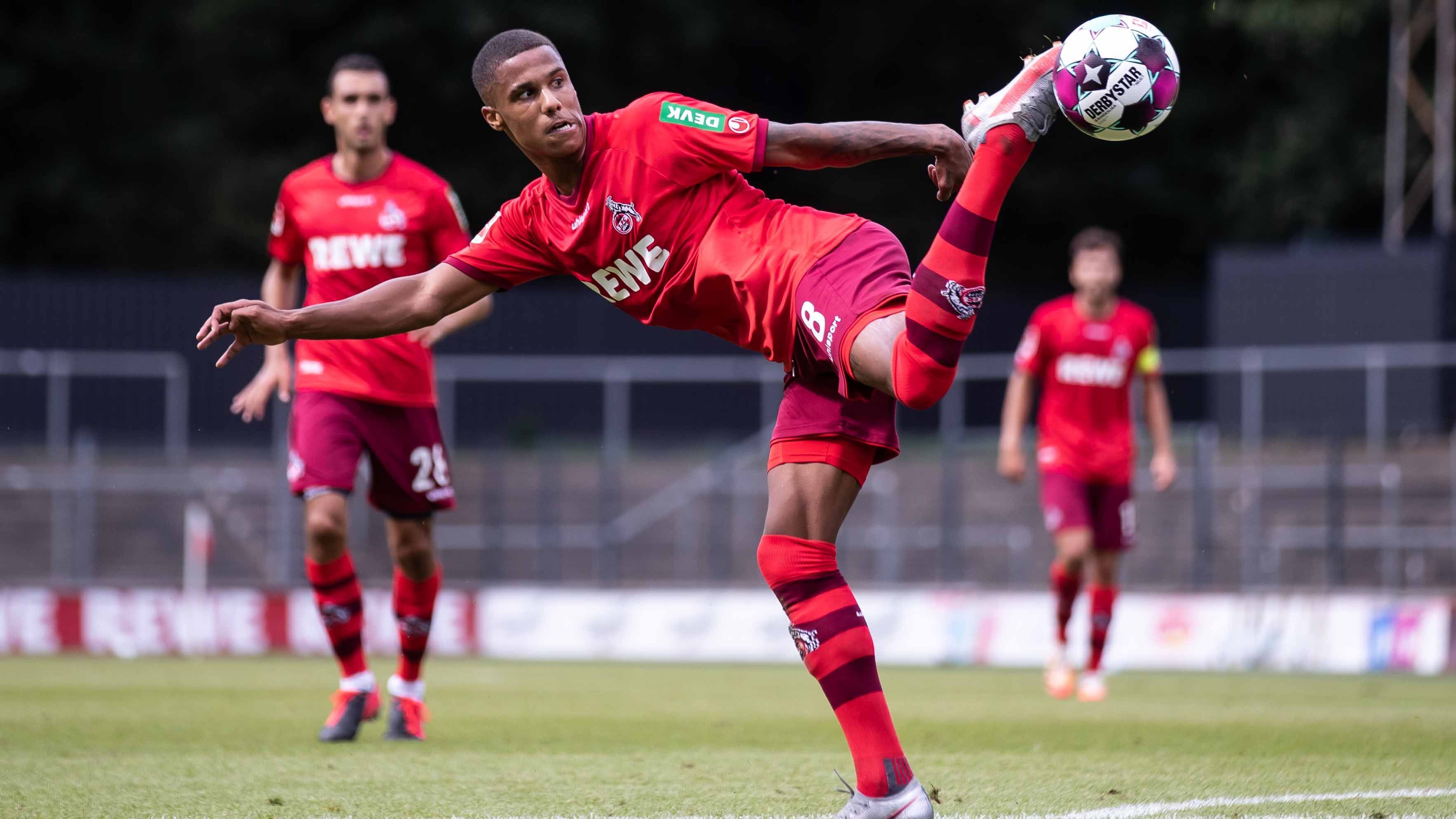 
                <strong>Ismail Jakobs (Linksaußen, 1. FC Köln)</strong><br>
                Einer der Neulinge im Team von Stefan Kuntz ist Ismail Jakobs. Der 21-Jährige war in der abgelaufenen Bundesligasaison ein wichtiger Teil des 1. FC Köln. In seinem ersten Jahr bei der Profimannschaft des "Effzeh" absolvierte Jakobs bereits 20 Spiele in der Bundesliga. Als Belohnung für die starke Saison wurde der gebürtige Kölner für den Rookie des Jahres nominiert.
              