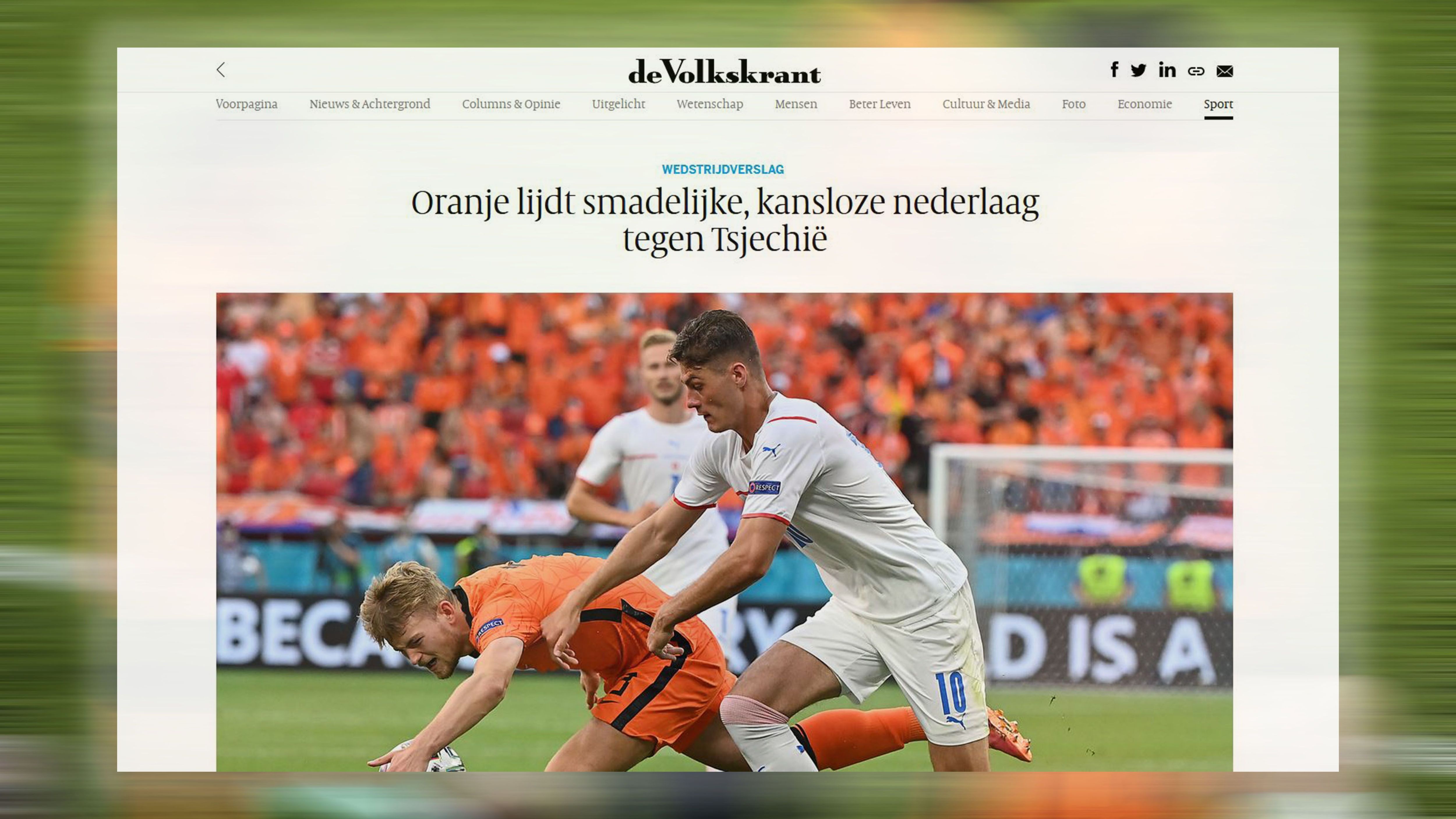 
                <strong>De Volkskrant</strong><br>
                Die "De Volkskrant" spricht von einer "peinlichen Niederlage" und schreibt: "Ängstliches Oranje verspielt Identität mit Zufallsfußball. Und das muss sich Coach Frank de Boer anrechnen lassen. Lichtjahre entfernt von der Philosophie, mit der Oranje aus einem kleinen Land ein großes Fußballland machte."
              