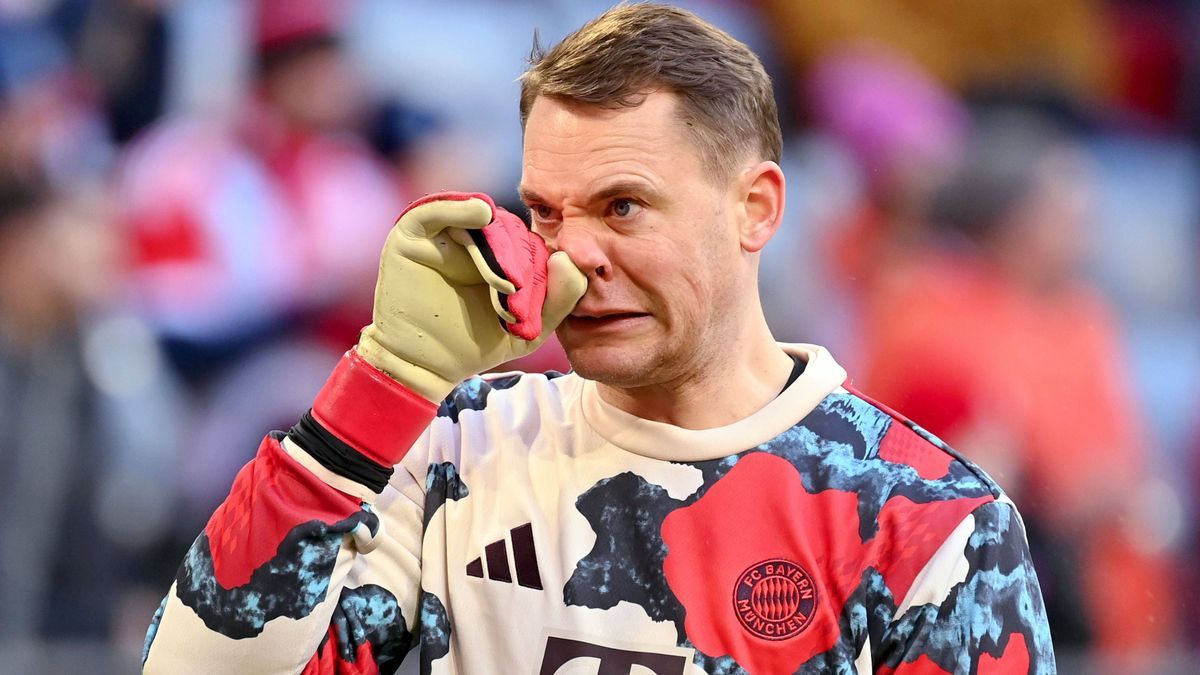 Rueckschlag fuer Manuel NEUER (Torwart Bayern Muenchen)-Trainingspause, ARCHIVFOTO; fasst sich an die Nase, Aktion,Einzelbild,angeschnittenes Einzelmotiv,Halbfigur,halbe Figur, Fussball 1. Bundesli...