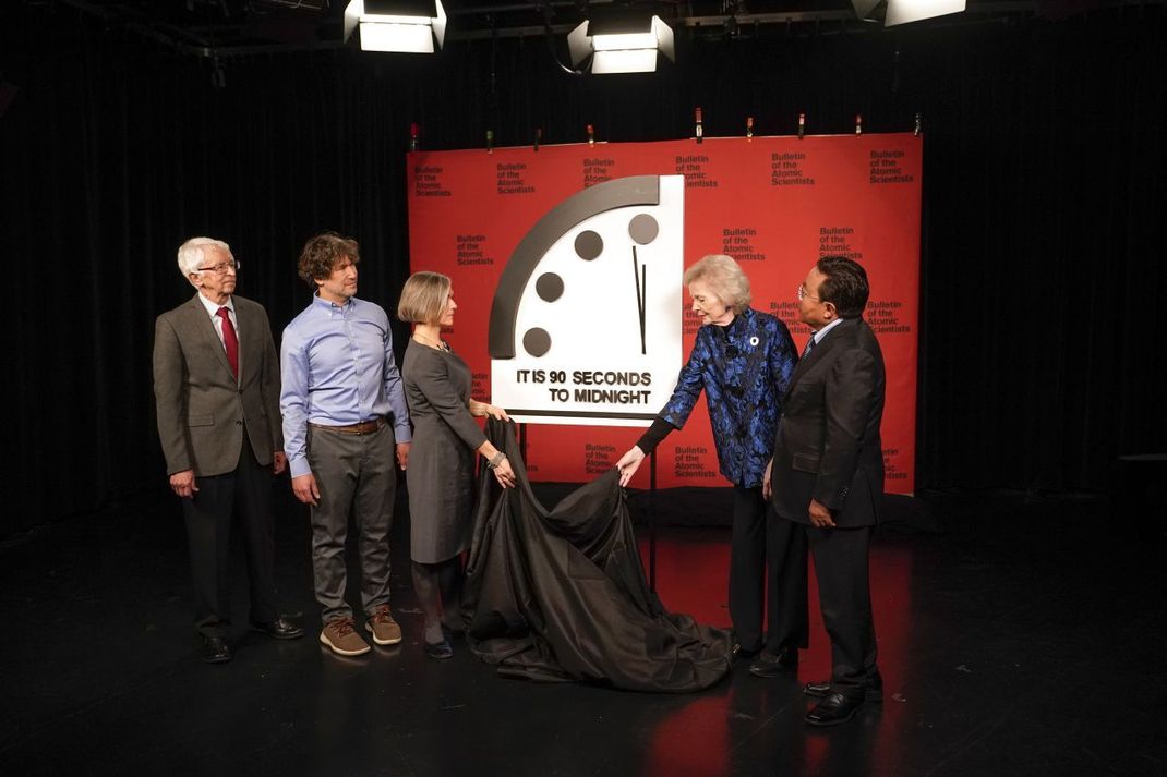 Die Mitglieder des "Bulletin of the Atomic Scientists" enthüllen die aktuelle Weltuntergangsuhr bei einer Pressekonferenz.