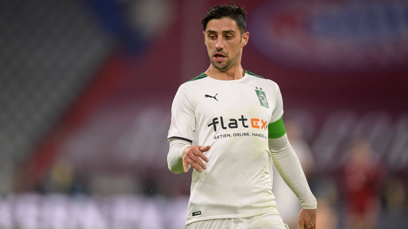 
                <strong>Lars Stindl</strong><br>
                Der Kapitän der Fohlenelf ist viel unterwegs, läuft, kämpft, ackert und rackert. Stindl will offensichtlich beispielhaft vorneweg marschieren. Das gelingt ihm. Arbeitet vom offensiven Mittelfeld aus viel nach hinten und unterstützt so die eigene Defensive. Vor allem kämpferisch ein sehr ordentlicher Auftritt des Gladbachers, der auch den ein oder anderen klugen Pass in der Offensive der Fohlenelf beisteuert.ran-Note: 3
              