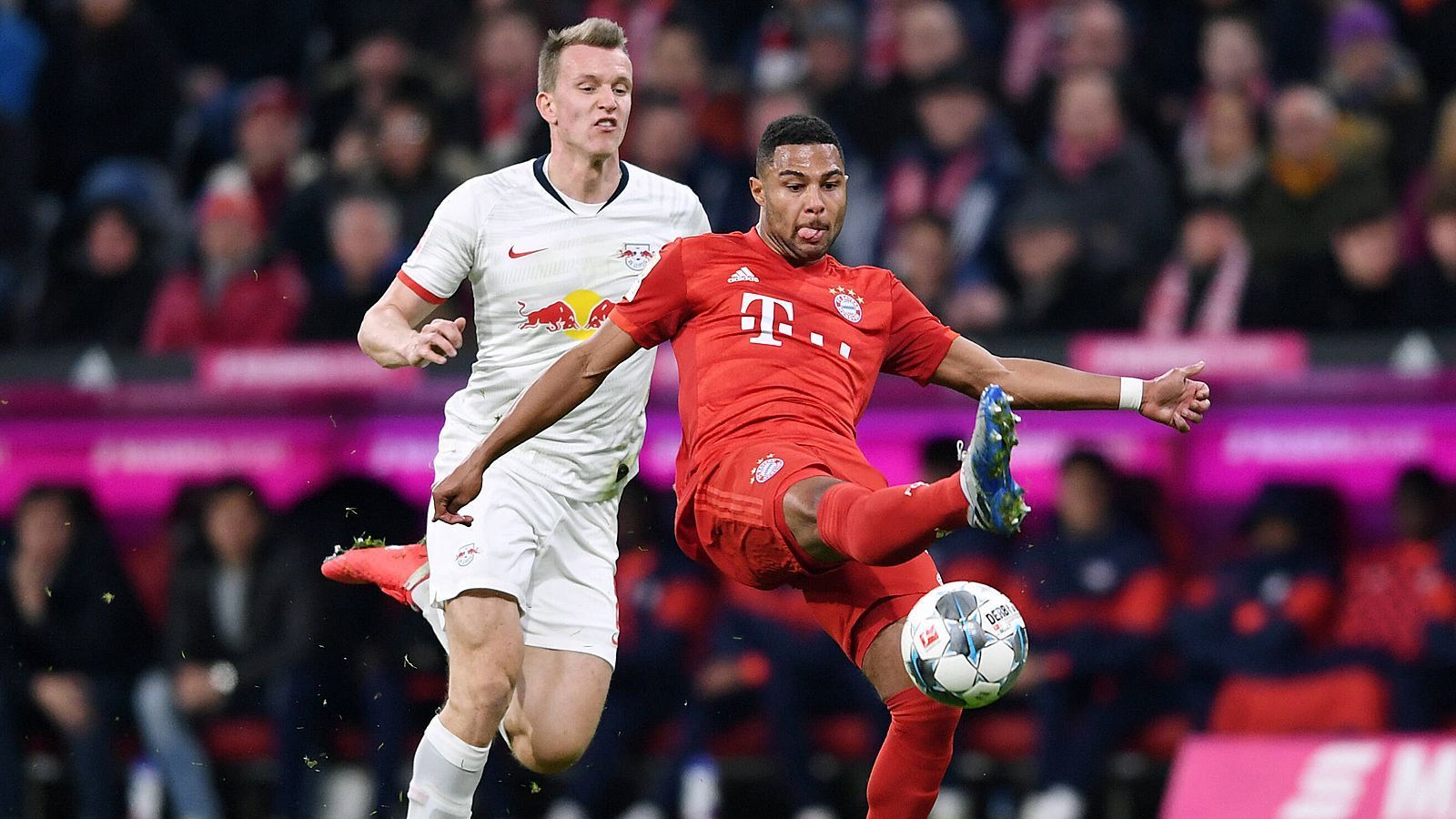 
                <strong>Serge Gnabry (Bayern München)</strong><br>
                Bildet mit Hintermann Davies ein starkes Duo auf dem linken Flügel. Sorgt in der ersten Halbzeit immer wieder für Gefahr im Strafraum der Sachsen, baut bei seinem Comebackspiel nach der Pause aber ab. Wird in der 60. Minute für Coutinho ausgewechselt. ran-Note: 3
              