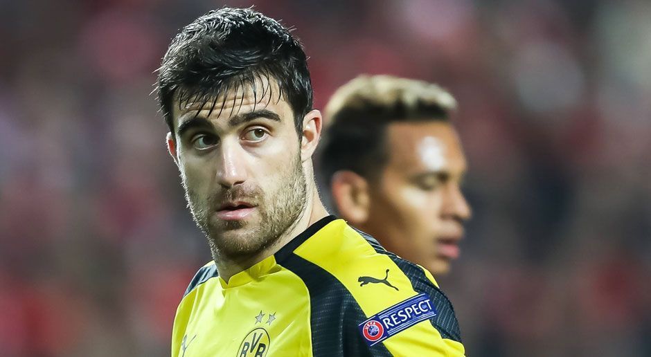 
                <strong>Sokratis (Borussia Dortmund)</strong><br>
                Sokratis (Borussia Dortmund): Der Grieche zeigte zunächst sein gewohnt gutes Stellungspiel, war souverän in den Zweikämpfen. Mit einem sensationellen 60-Meter-Pass auf Aubameyang nach 20 Minuten. Doch als Benfica besser ins Spiel kam, wackelte auch Sokratis. Der Verteidiger ermöglichte mit einem kapitalen Luftloch zu Beginn der zweiten Hälfte eine Großchance für die Portugiesen. Danach hatte er aber wieder alles im Griff. ran-Note: 3
              