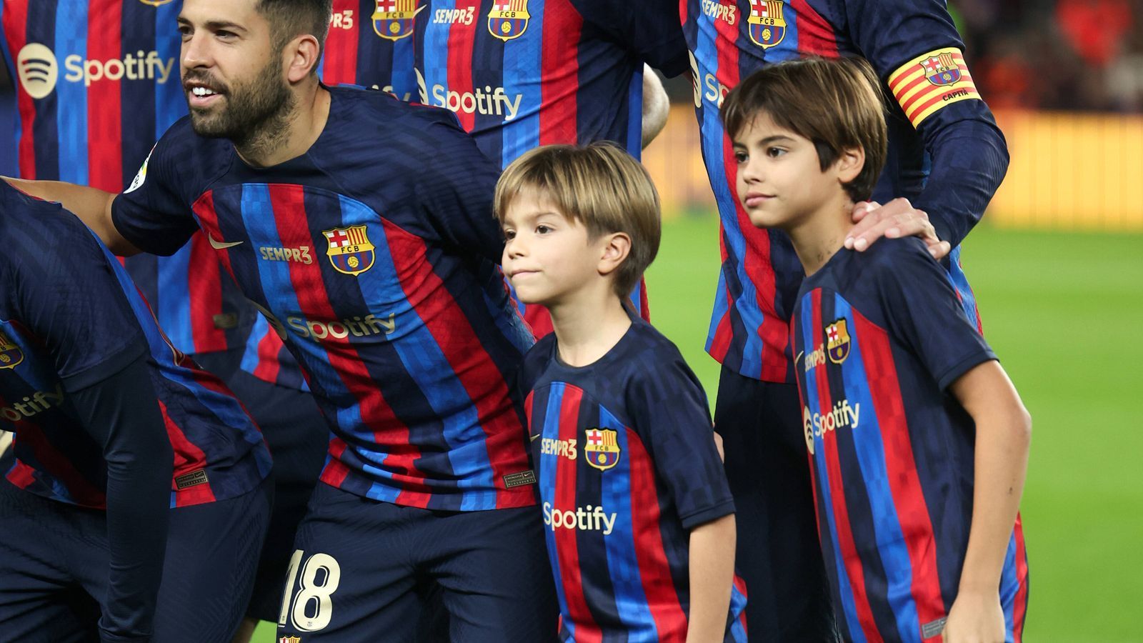 
                <strong>Gerard Piques Söhne auf dem Mannschaftsfoto</strong><br>
                Beim Mannschaftsfoto hat Barca 13 Kicker auf dem Feld: Gerard Piques Söhne Sasha und Milan kommen mit ihrem Vater auf den Platz.
              