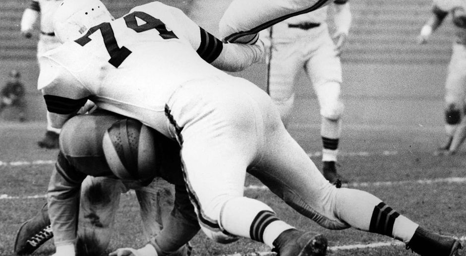 
                <strong>1950: Cleveland Browns </strong><br>
                Ja es gibt eine Zeit, in der auch die Browns Playoff-Teilnehmer waren. 1950 gewinnen sie ihr Conference Playoffs Game gegen die New York Giants mit 8:3. Zwei Field Goals sowie ein Safety führen die Browns zum damaligen Erfolg.
              