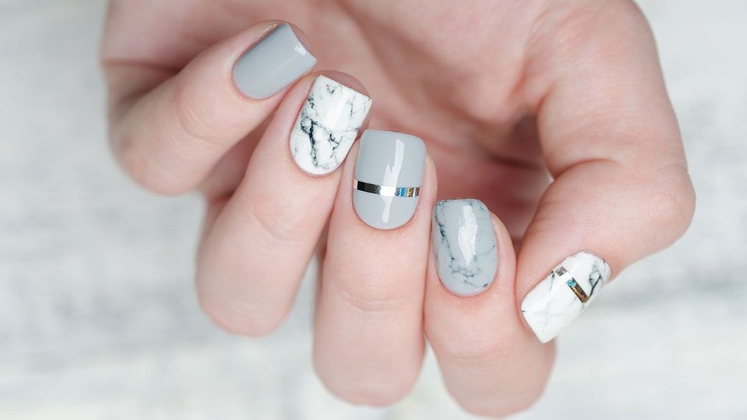 In unserem Beauty-Artikel findet Ihr eine Anleitung für ein trendiges Marble Nail Design – überzeugt euch jetzt von unserer step by step Anleitung. 