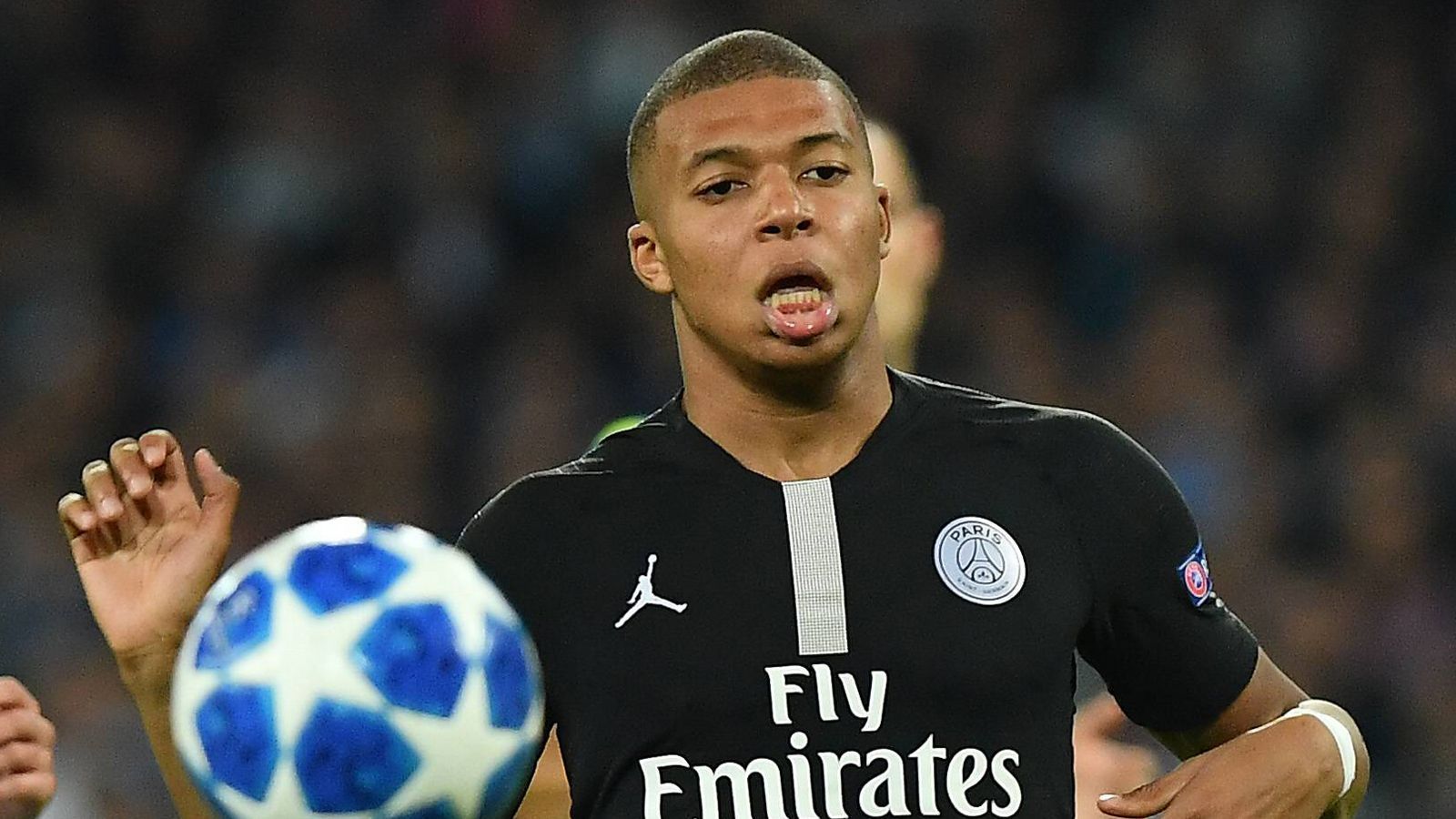 
                <strong>Kylian Mbappe und seine extravaganten Forderungen an PSG</strong><br>
                Es gab aber auch Forderungen, die PSG dem Jungstar austreiben konnten. Dass er automatisch der Topverdiener wird (also mehr bekommt als Neymar) wenn er Weltfußballer wird – gestrichen. Denn das wäre ein Sprung von zwölf auf 30 Millionen Euro gewesen. Trostpreis: 500.000 Euro, sollte er den Ballon d'Or tatsächlich im PSG-Trikot gewinnen. Auch die Nutzung eines Privatjets für 50 Stunden pro Woche schaffte es nicht in den Vertrag. Dafür erhält er 30.000 Euro im Monat, um einen Hausmeister, einen Chauffeur und einen Bodyguard zu bezahlen. Abgelehnt wurde auch eine Ausgleichszahlung, sollte Paris wegen Verstößen gegen das Financial Fairplay aus der Champions League ausgeschlossen werden.
              