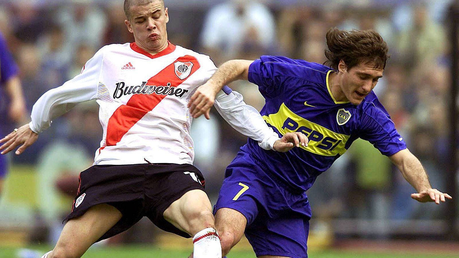 
                <strong>Guillermo Barros Schelotto (Boca Juniors)</strong><br>
                Zeit im Verein: Sommer 1997 bis April 2007Position: Mittelfeld/Angriff1996 soll Schelotto (r.) vor einem Wechsel zu River Plate gestanden haben, doch deren Vereinslegende Enzo Francescoli legte ihr Veto ein. So griffen die Boca Juniors ein Jahr später zu. Und der heutige Trainer wurde schnell zum Idol der Fans, bildete ein kongeniales Tandem mit Martin Palermo - dabei hatten beide zuvor in La Plata noch in rivalisierenden Teams gespielt. Wegen seines ebenfalls einige Jahre für die Boca Juniors aktiven Zwillingsbruders Gustavo wurde er nur "El Mellizo" gerufen - das heißt so viel wie "Zwilling".
              