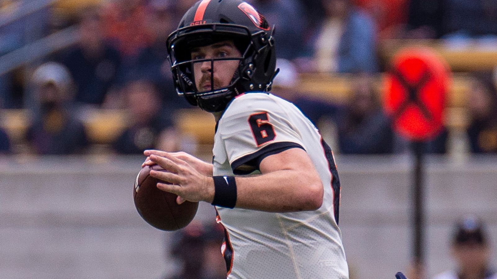 
                <strong>Jake Luton (Oregon State)</strong><br>
                Hat nicht den stärksten Arm in der Draft-Klasse, dafür alle Werkzeuge, um den Sprung mit dem nötigen Anlauf zu schaffen. Trifft oft die richtigen Entscheidungen, ist meist akkurat bei seinen Würfen, es sei denn, er ist in Bewegung. Kam 2019 auf 2714 Yards, 28 Touchdowns und nur drei Interceptions. Auch einer für den letzten Tag.
              