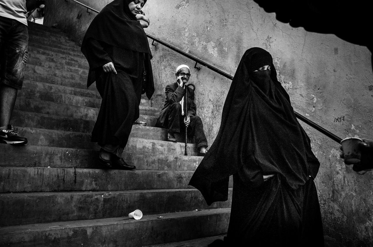 In der besten Foto-Story des Jahres erzählt der französische Fotograf Romain Laurendeau auf 8 Bildern von den Unruhen in Algerien.