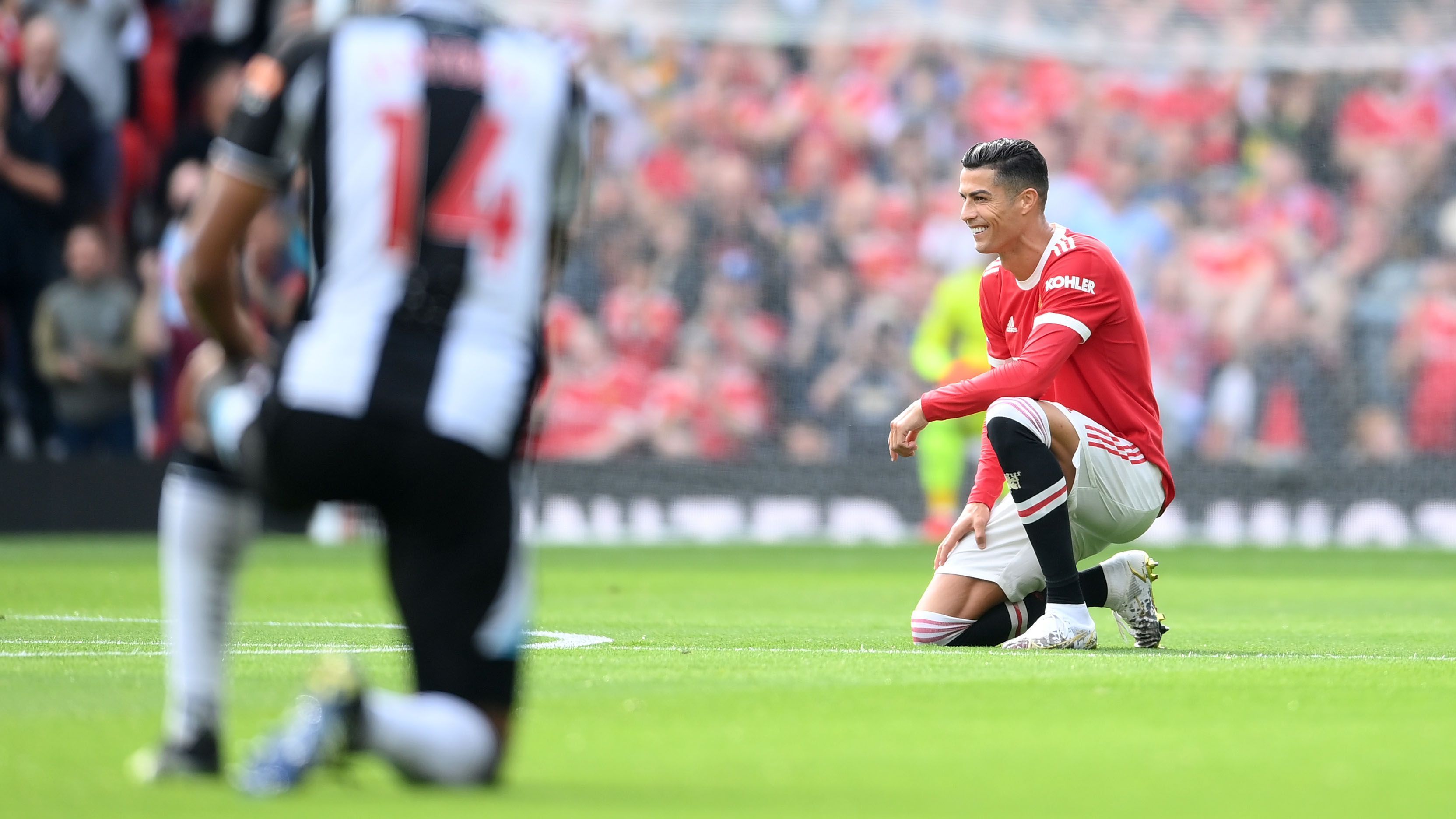 
                <strong>Vorfreude vor dem Anpfiff</strong><br>
                Die Vorfreude ist Cristiano Ronaldo deutlich anzusehen. Kniefall mit einem Lächeln im Gesicht, dann ab die Post! Trainer Ole Gunnar Solskjaer hatte einen Startelf-Einsatz lange offen gelassen, stellt seinen Superstar dann aber direkt als alleinige Spitze ins Sturmzentrum. "Er hat gut trainiert. Hoffentlich zeigt er das auf dem Feld, dies würde uns nochmals fünf oder zehn Prozent Extra geben", sagt der Norweger. 
              