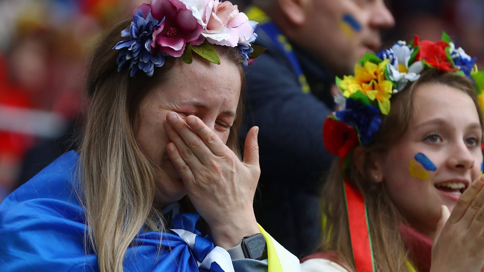 
                <strong>Emotionen im Publikum</strong><br>
                Viele Ukrainer haben ihre Mannschaft in Cardiff unterstützt. Es war ein emotionaler Tag, an dem manche ihre Tränen nicht zurückhalten konnten. Und das bereits vor dem Anpfiff.
              