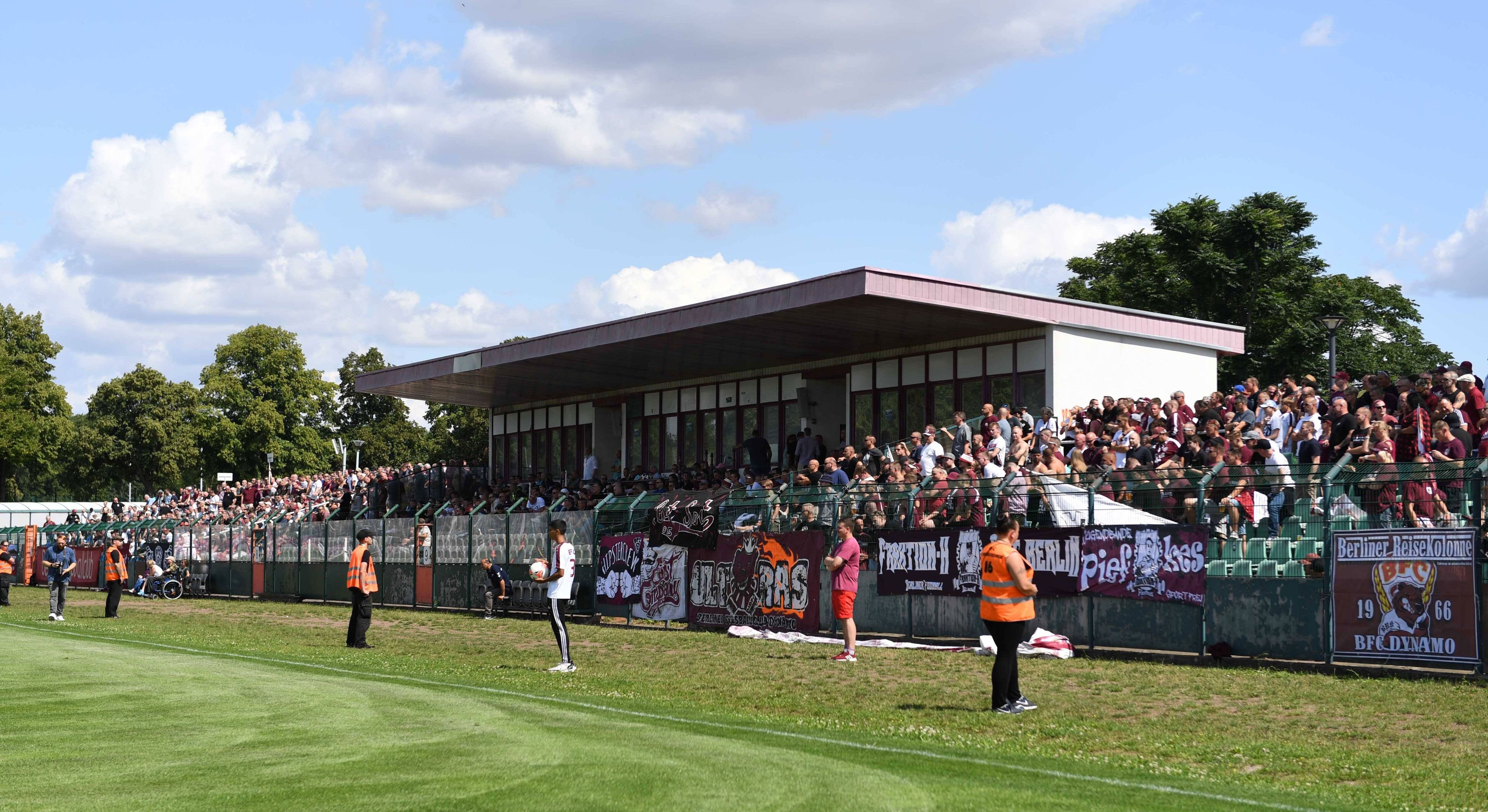 
                <strong>BFC Dynamo - VfB Stuttgart</strong><br>
                Anstoß: Samstag, 7. August, 15:30 UhrStadion: Sportforum HohenschönhausenZuschauer erlaubt: 3.800
              