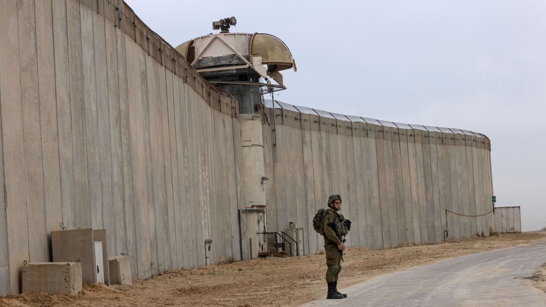 An der Grenze zum Gazastreifen hat Israel massive Betonwände installiert.