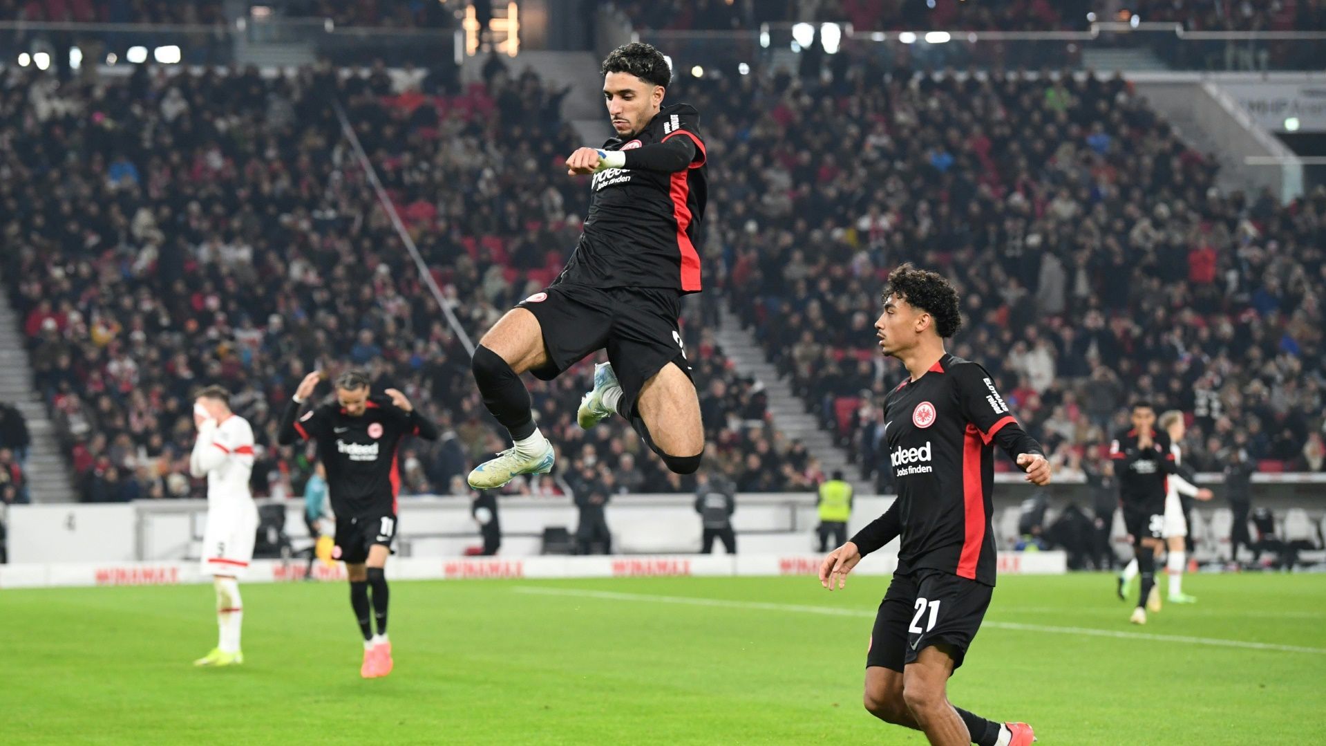 <strong>Omar Marmoush (Eintracht Frankfurt)</strong><br>Konkreter Kontakt bestehe allerdings noch nicht. Laut dem dänischen "Tipsbladet" hatten die Red Devils beim 2:1-Erfolg gegen den FC Midtjylland lediglich einige Scouts auf der Tribüne. An Marmoush sollen mit PSG, Tottenham Hotspur, dem FC Arsenal und dem FC Barcelona ohnehin noch weitere Giganten-Klubs dran sein.