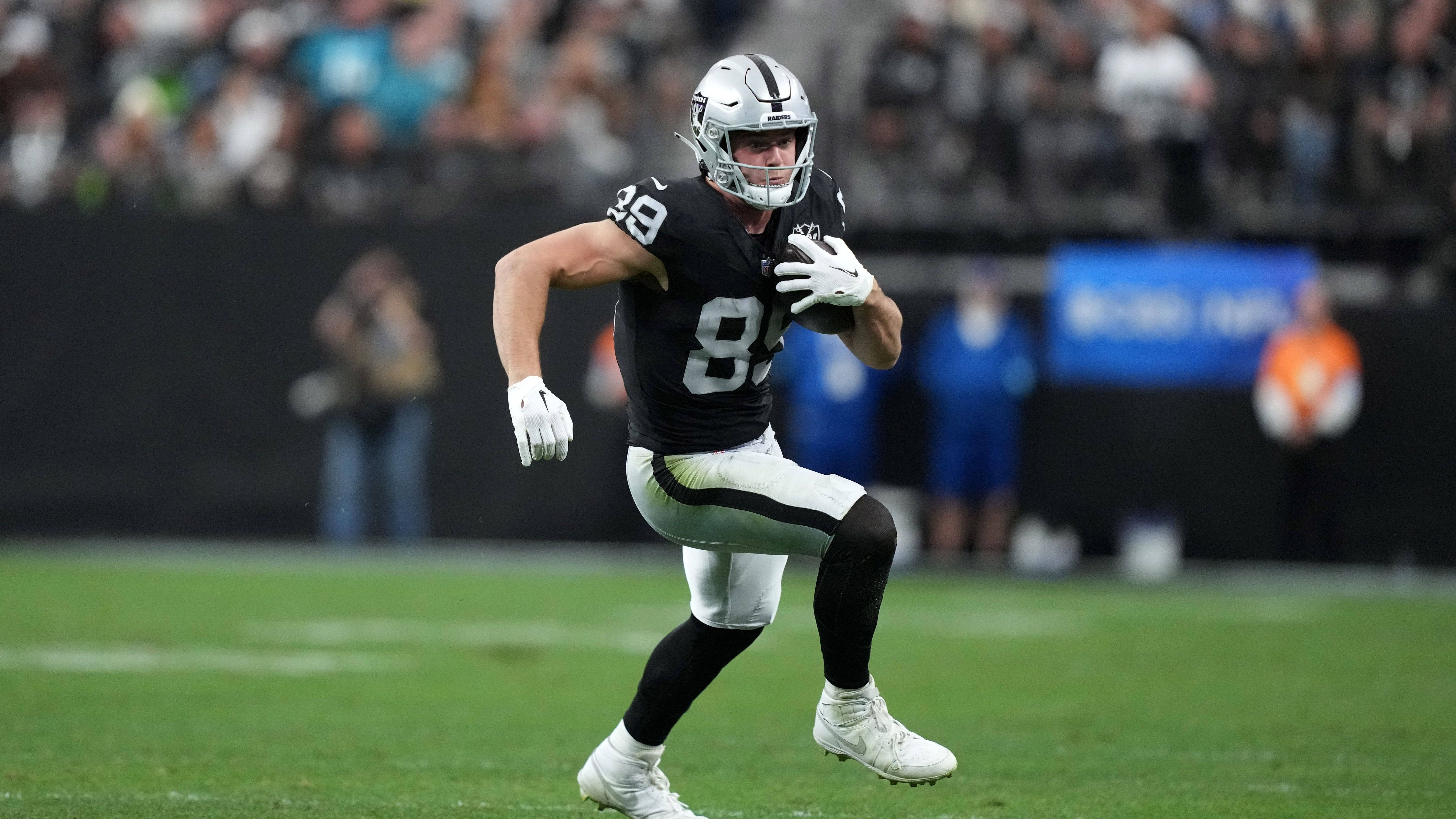 <strong>Week 17: Brock Bowers (Las Vegas Raiders)</strong><br>Später im Spiel avancierte er zudem zum Rookie mit den meisten gefangenen Bällen in der NFL-Geschichte. Die bisherige Bestmarke hielt Puka Nacua, der 2023 in seiner Debütsaison für die Los Angeles Rams 105 Pässe fing. Bowers übertraf auch diese Marke.