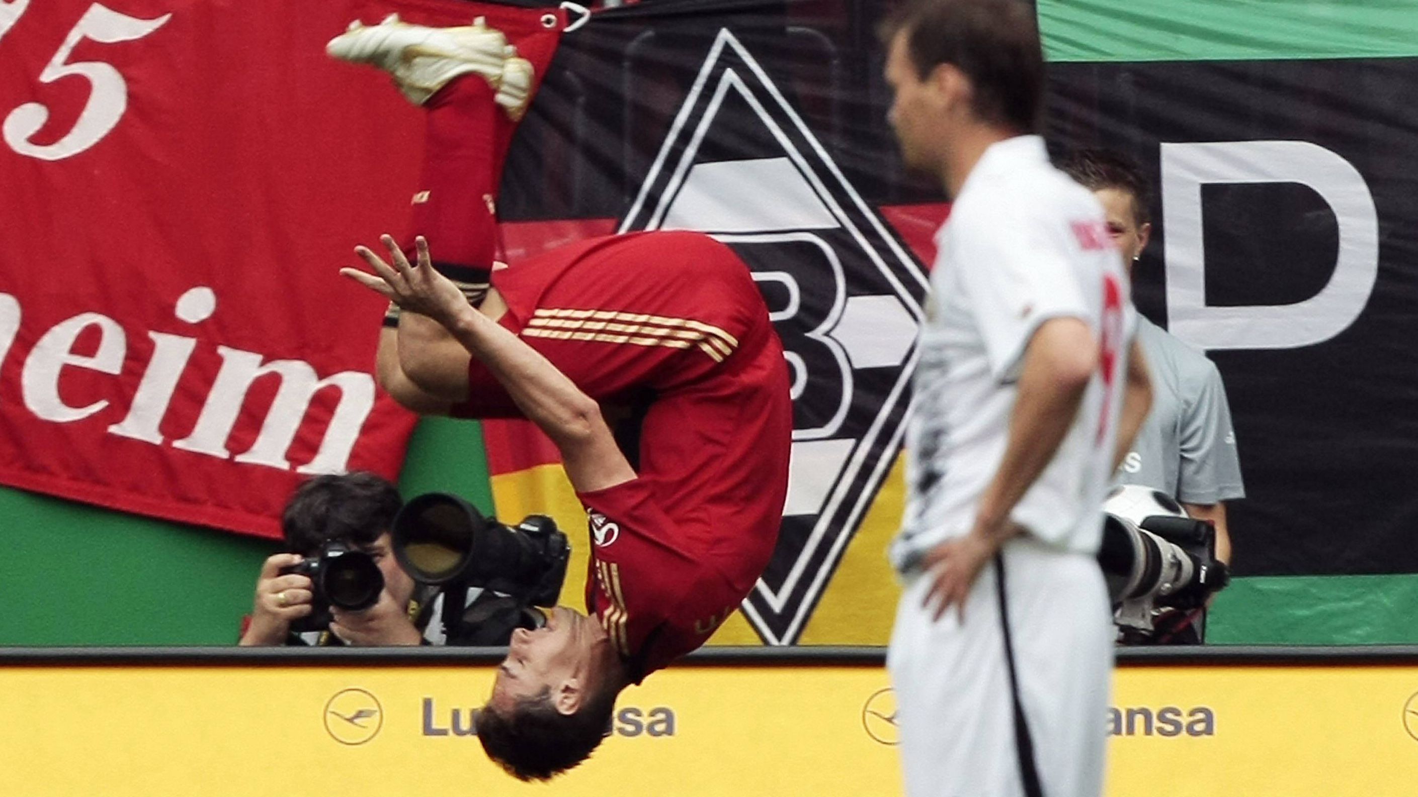 
                <strong>Das letzte Duell</strong><br>
                Na, wer erinnert sich noch an das letzte Aufeinandertreffen einer deutschen Nationalmannschaft gegen Weißrussland? Ein Tipp: Miroslav Klose wirbelte nach Toren noch fröhlich durch die Luft, dazu liefen kleinere Granden wie Marko Marin, Piotr Trochowski oder Patrick Helmes für die DFB-Elf auf. 
              