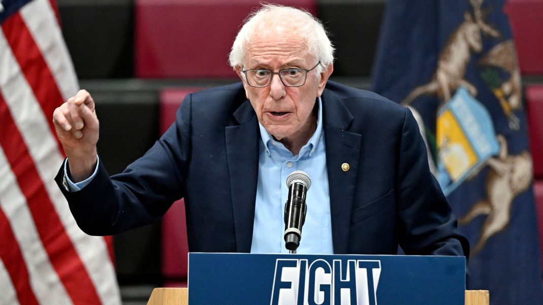 Senator Bernie Sanders spricht während einer Veranstaltung zum Thema "Fighting Oligarchy: Where We Go From Here". 