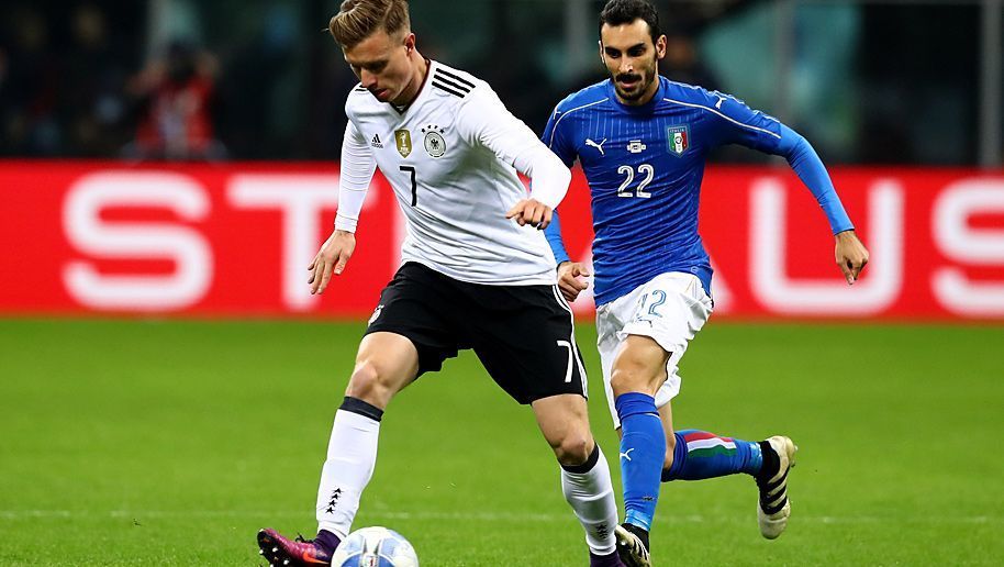 
                <strong>Yannick Gerhardt</strong><br>
                Yannick Gerhardt: Lieferte bei seinem DFB-Debüt auf der Position des Linksverteidigers zunächst eine ordentliche Partie ab. In der Offensive ist noch viel Luft nach oben, er bekam in der zweiten Halbzeit bisweilen auch seine Grenzen aufgezeigt. ran-Note: 4
              