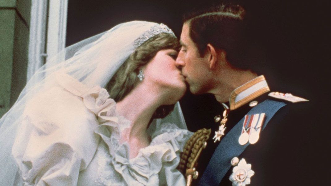 Im Juli 1981 heiratet Prinz Charles Lady Diana, während der Ehe mit Diana soll er eine Affäre mit Camilla Parker Bowles gehabt haben. Den Ehebruch gab Prinz Charles dann im Jahr 1994 öffentlich zu.
