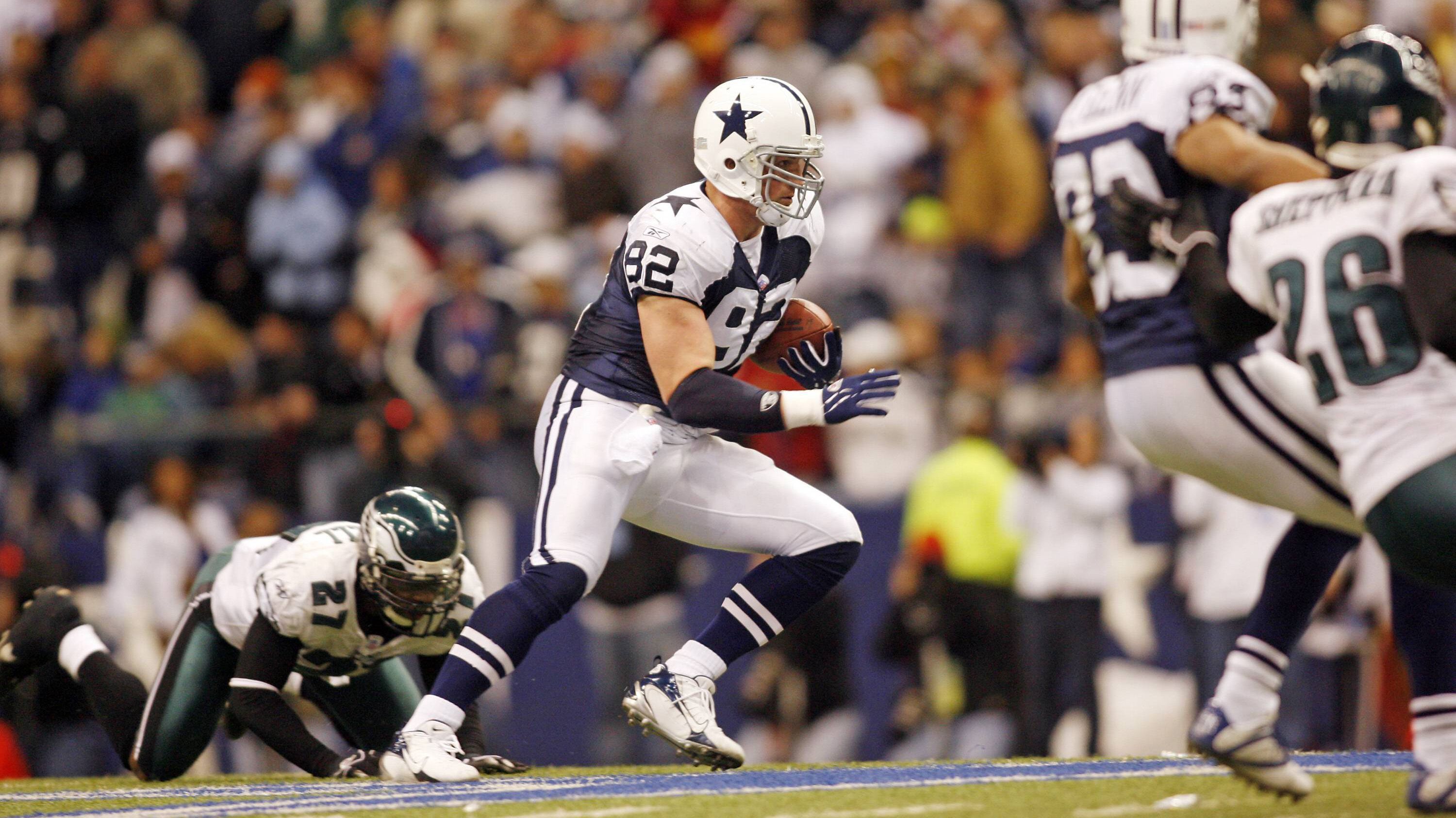 <strong>Dallas Cowboys - Throwback-Trikot</strong><br>
                Bis zur Einführung der "One-Shell-Rule" zur Saison 2013 spielte "America's Team" regelmäßig in den beliebten dunkelblauen Trikots. Durch die Lockerung der Regel können Dak Prescott und Co. anstelle des gewohnten silbernen Helms auch wieder auf einen weißen Helm zurückgreifen und das alte Leibchen zurückholen.&nbsp;