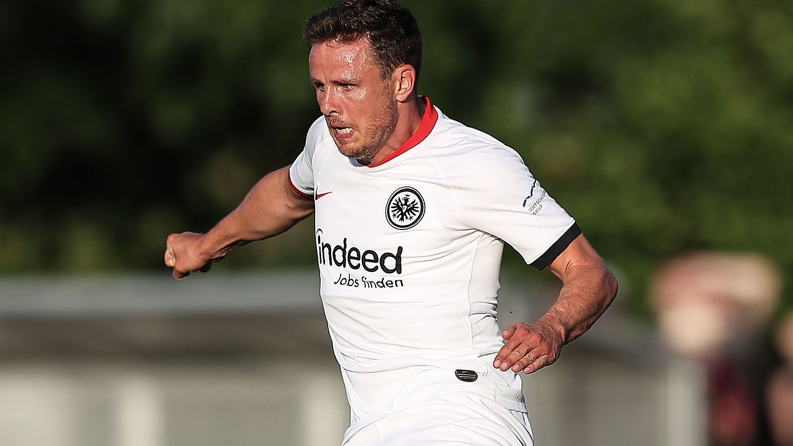 
                <strong>Eintracht Frankfurt</strong><br>
                Der Kader von Eintracht Frankfurt zählt auch in dieser Saison zu den größten und ausgewogensten. Deshalb verfügen die Hessen über zahlreiche Spieler, denen sie keine Steine in den Weg legen würden. Das fängt im Tor an bei Felix Wiedwald, der wohl nur die Nummer drei hinter Kevin Trapp und Frederik Rönnow sein wird. Aus der Abwehr sind Simon Falette, Talib Tawatha und auch Almamy Toure entbehrlich. Und vorne: Marc Stendera, Marijan Cavar und Nicola Müller (Foto) dürfen sich ebenfalls frei fühlen, eine Luftveränderung anzustreben.
              