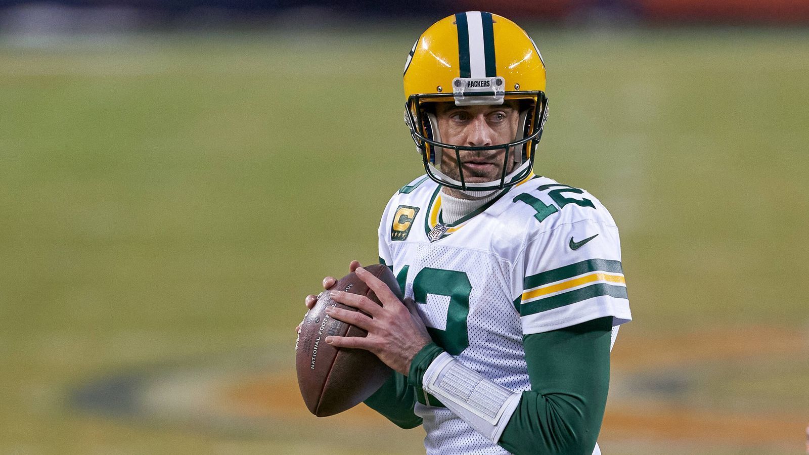 
                <strong>Quarterback</strong><br>
                Aaron Rodgers (Green Bay Packer), 46 Stimmen - 2nd Team: Patrick Mahomes (Kansas City Chiefs) und Josh Allen (Buffalo Bills), 2 Stimmen
              