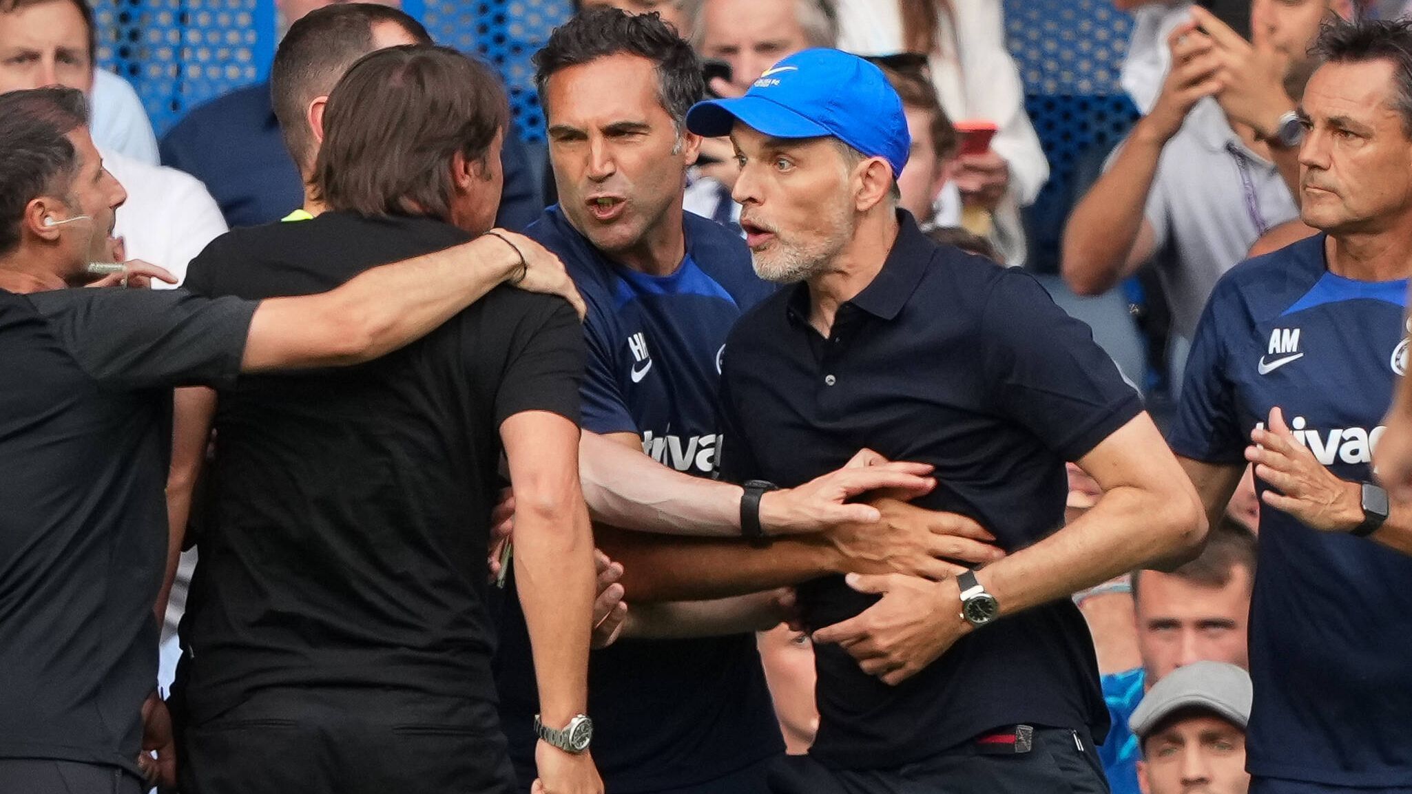 <strong>Thomas Tuchel und Antonio Conte</strong><br>Tuchel, der damaligen Trainer vom FC Chelsea, und Conte, damals Trainer von Tottenham, gerieten im August 2022 direkt nach einem Handshake infolge des Schlusspfiffs aneinander. Tuchel wurde für ein Spiel gesperrt und bekam eine Geldstrafe von umgerechnet 41.000 Euro, Conte lediglich eine Strafe von 17.700 Euro.