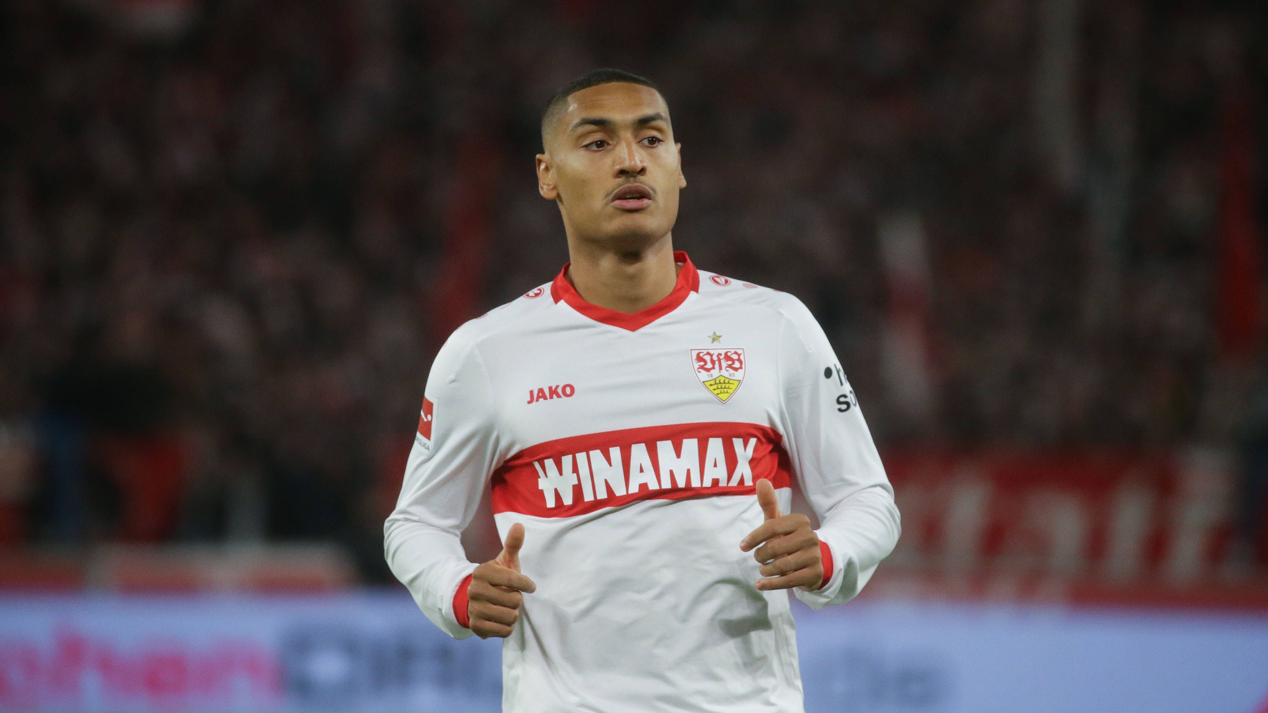 <strong>Enzo Millot (VfB Stuttgart)</strong><br>Auch wenn sein Vertrag noch bis 2028 läuft, könnte Enzo Millot den VfB schon nach dieser Saison verlassen. Wie "Sky" berichtet wäre der Franzose dann nämlich dank einer Ausstiegsklausel schon für 18 bis 20 Millionen Euro zu haben. Das wäre ein echtes Schnäppchen.