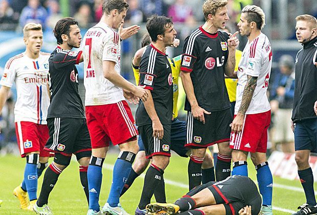 
                <strong>Hamburger SV vs. Bayer Leverkusen - das neue Hass-Duell der Bundesliga</strong><br>
                Hektik pur: Stefan Kießling nimmt sich Valon Behrami zur Brust. Bevor beide Teams in die Kabine gehen können, zückt Meyer noch zwei Mal Gelb: ein Mal gegen Donati, ein Mal gegen Diekmeier.
              