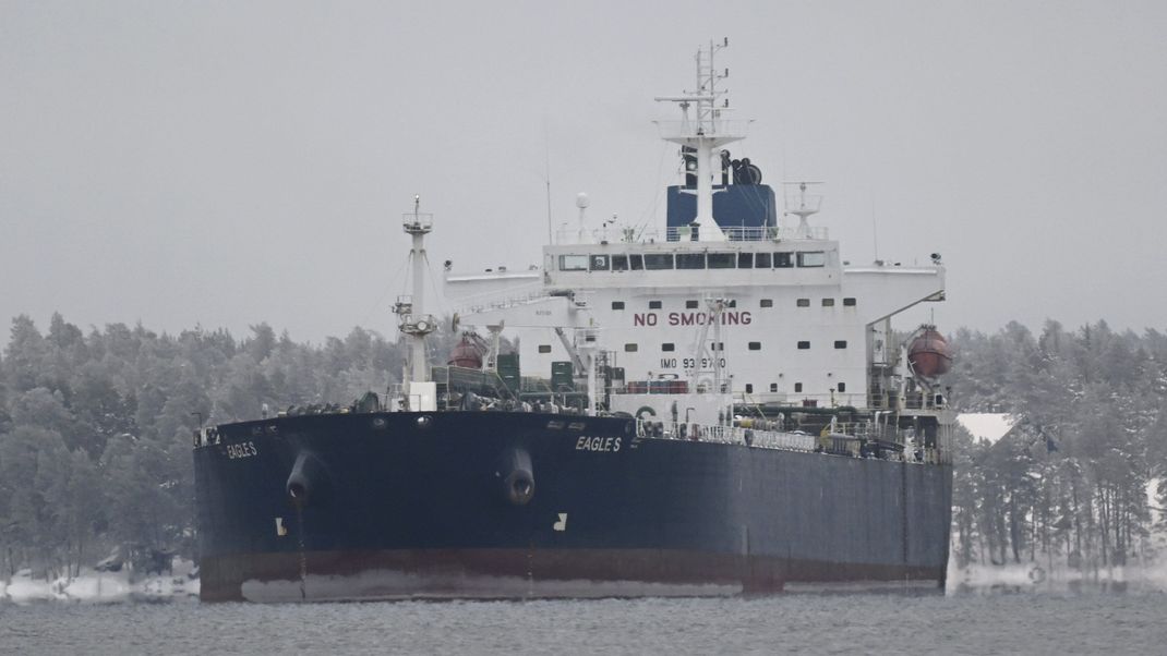 13. Januar 2025, Finnland, Porvoo: Der auf den Cookinseln registrierte Öltanker Eagle S ankert im Finnischen Meerbusen. Der Tanker wird verdächtigt, Teil der sogenannten russischen Schattenflotte zu sein. 