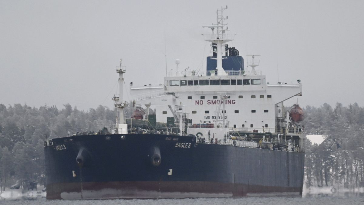 13. Januar 2025, Finnland, Porvoo: Der Öltanker Eagle S ankert im Finnischen Meerbusen. Der Tanker wird verdächtigt, Teil der sogenannten russischen Schattenflotte zu sein. 