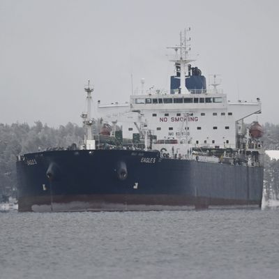 13. Januar 2025, Finnland, Porvoo: Der Öltanker Eagle S ankert im Finnischen Meerbusen. Der Tanker wird verdächtigt, Teil der sogenannten russischen Schattenflotte zu sein. 