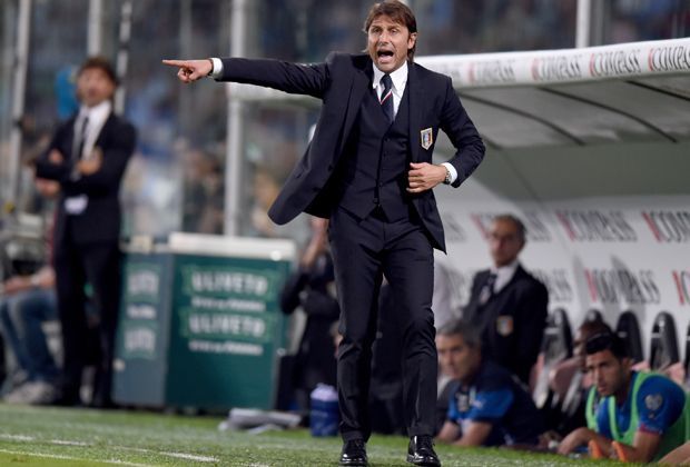 
                <strong>Antonio Conte</strong><br>
                Bis zum Sommer war Antonio Conte Trainer von Juventus Turin und gewann mit seiner Mannschaft drei Mal den Meistertitel, zuletzt in der vergangenen Saison. Wartet jetzt noch der Ballon d'Or? 
              