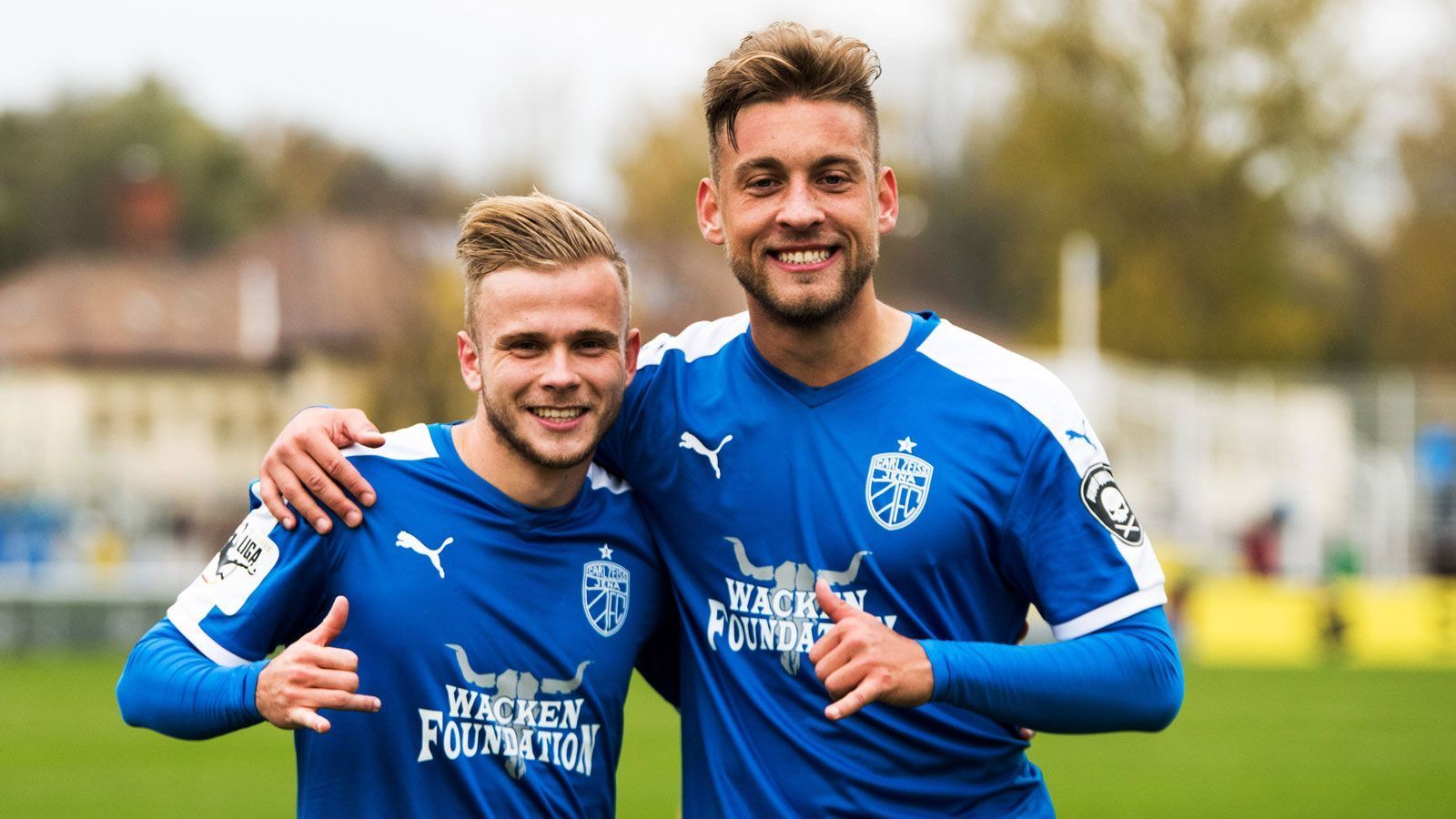 <strong>Carl Zeiss Jena</strong><br>
                Während der Saison 2017/18 zierte der Schriftzug "Wacken Foundation" die Brust des Drittligisten Carl Zeiss Jena. Die Wacken Foundation ist eine Stiftung zur Unterstützung von Bands aus der Hard-Metal- beziehungsweise Heavy-Metal-Szene. So richtig gerockt haben allerdings nur die Jerseys – Jena beendete die Saison auf Platz elf im grauen Mittelfeld der Tabelle.
