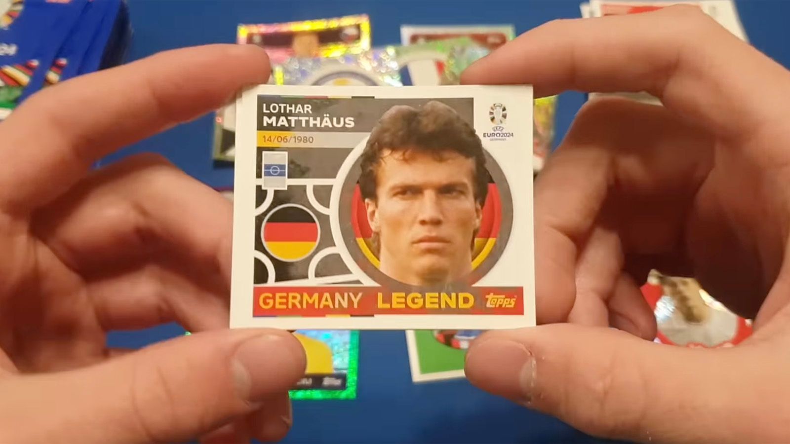 <strong>Topps statt Panini: Neuer Anbieter sorgt für Verwirrung, Lacher und Frust</strong><br>Und: Durch die Produktionstermine sind neben den 24 qualifizierten Teams auch die neun Mannschaften dabei, die sich in den Playoffs nicht durchsetzen konnten. Luxemburg und Co. freut es. Doch auch die Fußball-Historie wird bedient. Zumindest bei der Nationalmannschaft, denn beim DFB-Team sind auch drei Legenden dabei.