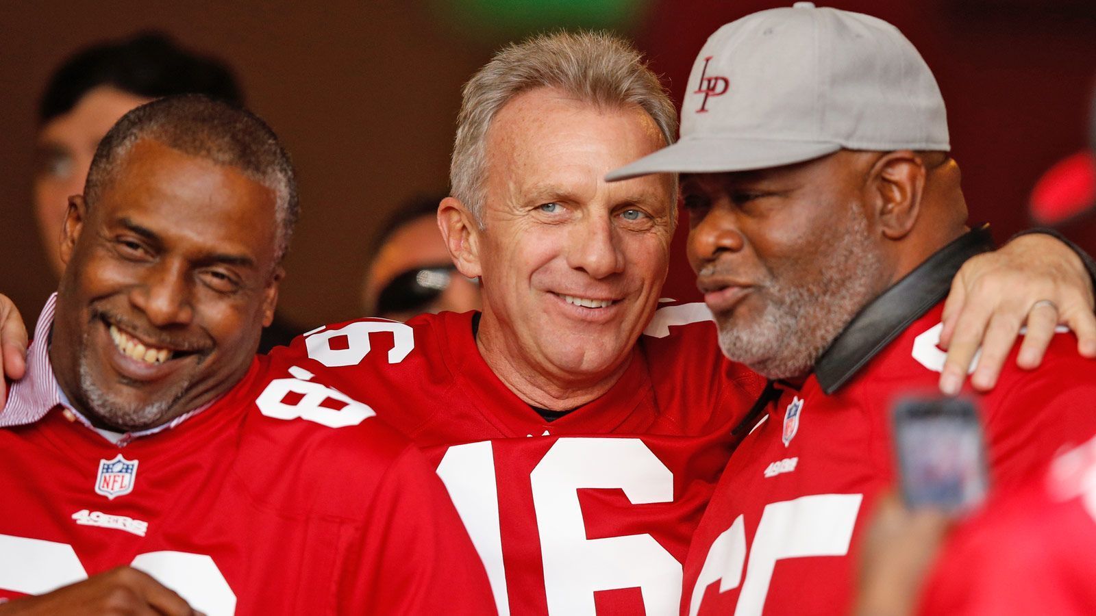 
                <strong>Joe Montana</strong><br>
                Wie alt die Tradition der schenkenden Quarterbacks teilweise schon ist, zeigt die Legende höchstselbst. Joe Montana überreichte 1990 seiner kompletten O-Line sowie deren Coach Bobb McKittrick und Offensive Coordinator Mike Holmgren eine Rolex-Uhr. Auch wenn sich der Kreis nun schließen mag, dürfen wir uns sicherlich noch auf weitere Kuriositäten in der Zukunft freuen.
              