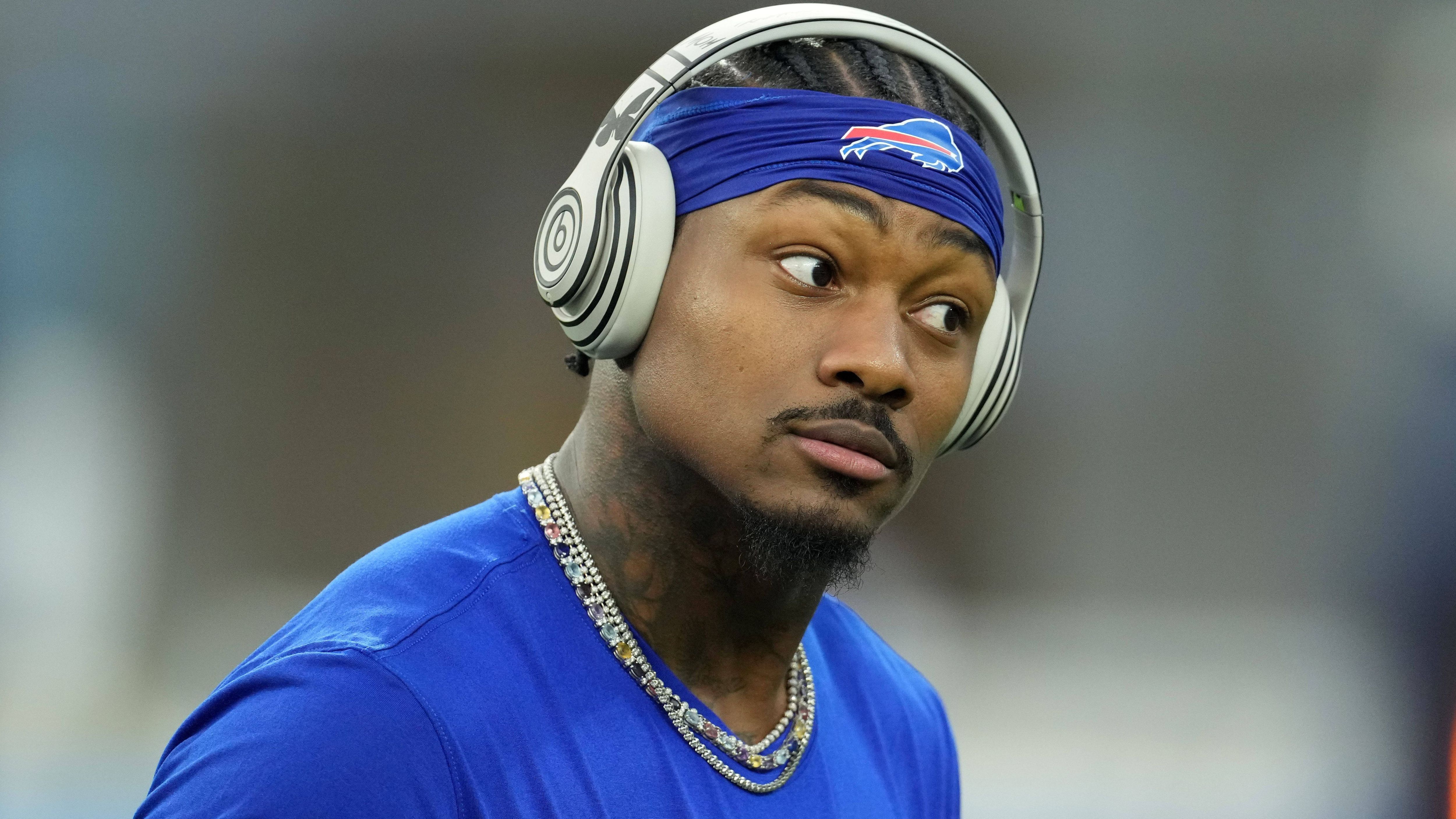 <strong>Stefon Diggs (Houston Texans)</strong><br>Nach seinem Trade von den Buffalo Bills zu den Houston Texans erinnert sich Stefon Diggs an seine College-Zeit bei den Maryland Terrapins. Dort trug er die Rückennummer 1, die wählte er nun nach neun NFL-Jahren mit der 14 auch in Texas. Dafür soll der Wide Receiver seinem Teamkollegen Jimmie Ward 100.000 US-Dollar gezahlt haben.