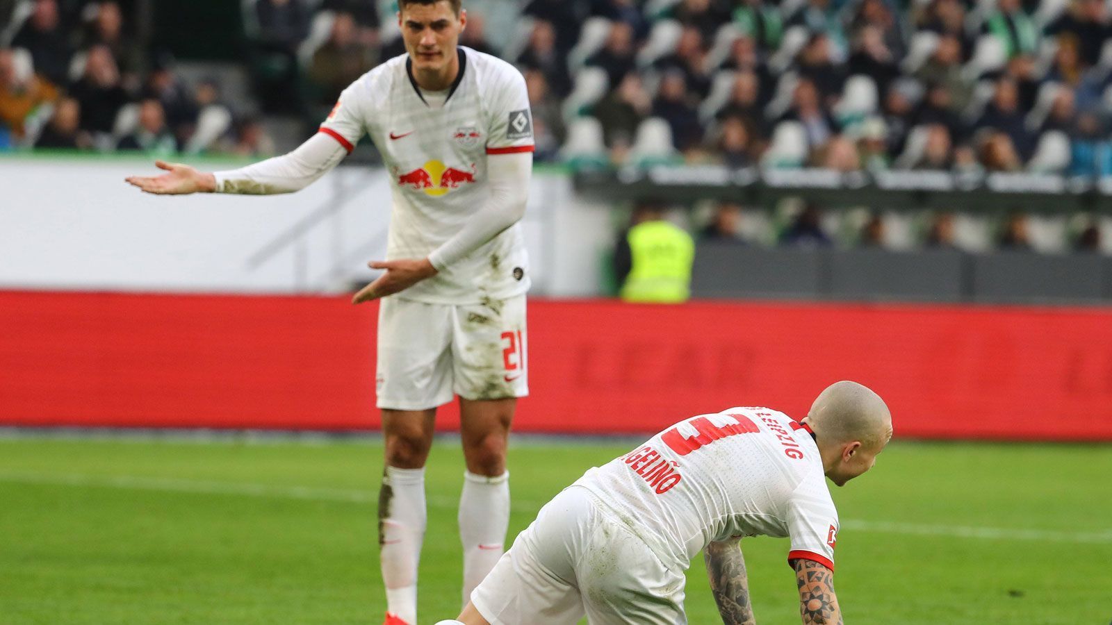 
                <strong>RB Leipzig</strong><br>
                Ethan Ampadu (FC Chelsea): Für den Waliser heißt es nach dieser Saison Abschied nehmen, er hat keinen nachhaltigen Eindruck in Leipzig hinterlassen können.Angelino (r./Manchester City): Die Roten Bullen besitzen eine Kaufoption für den offensivstarken Außenverteidiger, für angeblich 30 Millionen Euro könnten sie sich dessen Dienste über den Sommer hinaus sichern. RB-Sportdirektor Markus Krösche deutete jedoch bereits an, dass die Sachsen den Preis gerne nach unten korrigieren würden. Sollten sich beide Vereine einigen, stünde einem Verbleib des Spaniers nichts im Wege.Patrik Schick (l./AS Rom): Beim Tschechen ist die Situation ähnlich wie bei Angelino. Alle drei Seiten würden einer festen Verpflichtung zustimmen, wenn die finanziellen Konditionen stimmen. Die anfangs offenbar per Kaufoption vereinbarte Ablöse von 29 Millionen Euro soll mittlerweile von den Römern selbst um drei Millionen Euro nach unten korrigiert worden sein. Leipzig würde aber wohl erst bei etwa 20 Millionen Euro den Daumen heben. Auch hier deutet sich eine Einigung an.
              