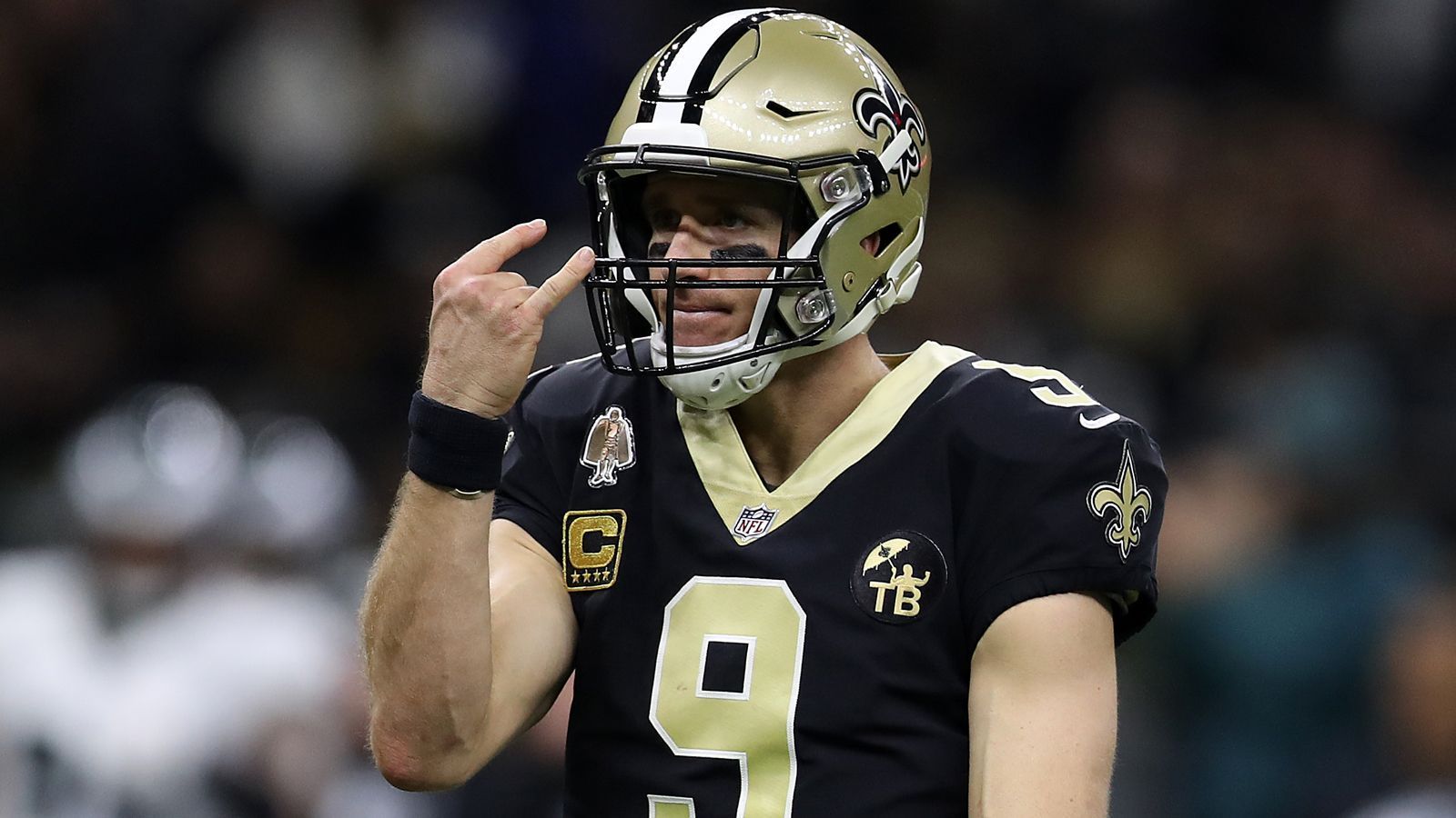 
                <strong>Drew Brees vor Patrick Mahomes? </strong><br>
                Es gibt keine zwei Meinungen darüber, dass Drew Brees eine überragende Saison gespielt hat und völlig zu Recht kurz vor seinem ersten MVP-Titel stand. Der Spielmacher der Saints hatte allerdings Pech, dass sich mal wieder ein Spieler gefunden hat, der doch noch ein, zwei Ticken besser war. In der letzten Saison war das Patrick Mahomes. Der Chiefs-Star warf in seiner ersten Saison als Starter wahnsinnige 50 Touchdowns und über 5.000 Yards bei einem QB-Rating von 113,8. Da kann selbst Brees nicht mithalten. Im QB-Rating liegt der Routinier zwar knapp vorne (115,7), aber die 32 Touchdowns und die 3.992 Yards sind dann doch ein ganzes Stück von Mahomes Werten entfernt. Eigentlich war die Debatte darüber, wer die bessere Saison gespielt hat, mit den NFL-Awards und dem MVP-Titel für Mahomes beigelegt. In den Top 100 geht sie von vorne los. Brees wurde auf Platz 2 hinter Aaron Donald gesetzt, der MVP auf Platz 4. Das hätte durchaus auch umgekehrt sein können.
              