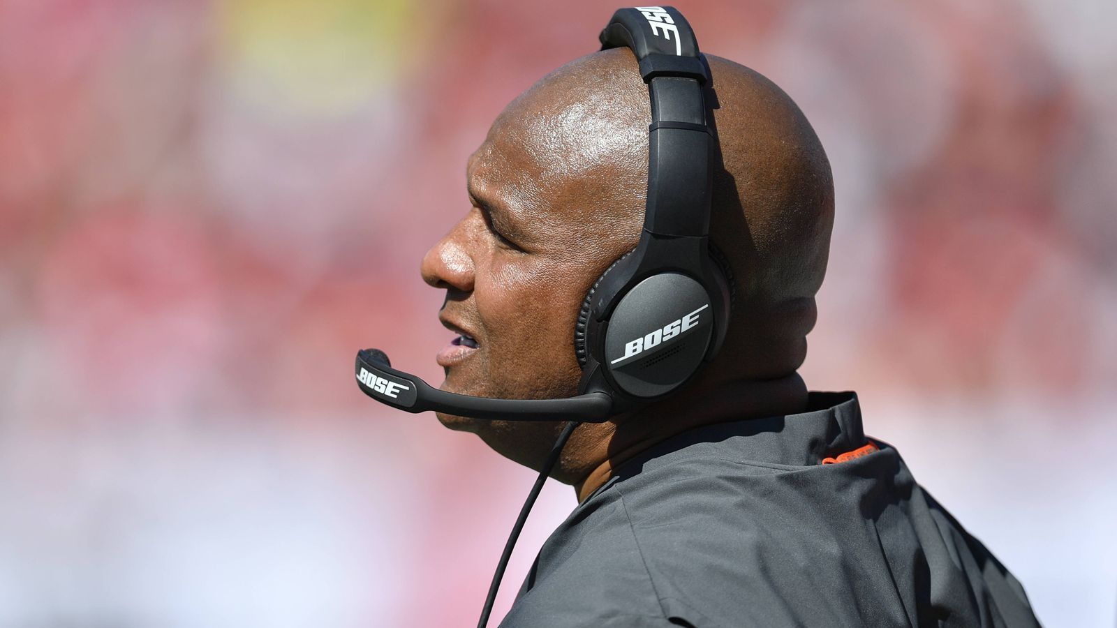 
                <strong>Verlierer: Hue Jackson </strong><br>
                Gäbe es einen Award für den schlechtesten Trainer der NFL, wäre Hue Jackson der Top-Favorit. Ende Oktober entlassen ihn die Cleveland Browns nach einer Bilanz von drei Siegen, 36 Niederlagen (!!!) und einem Unentschieden in drei Jahren. Als er weg ist, gewinnen die Browns fünf der restlichen acht Spiele. Hue Jackson wechselt in das Trainerteam der Cincinnati Bengals, die daraufhin 6 der nächsten sieben Spiele verlieren - darunter zwei gegen die Browns. Am Ende steht die zweite Entlassung binnen einer Saison.
              