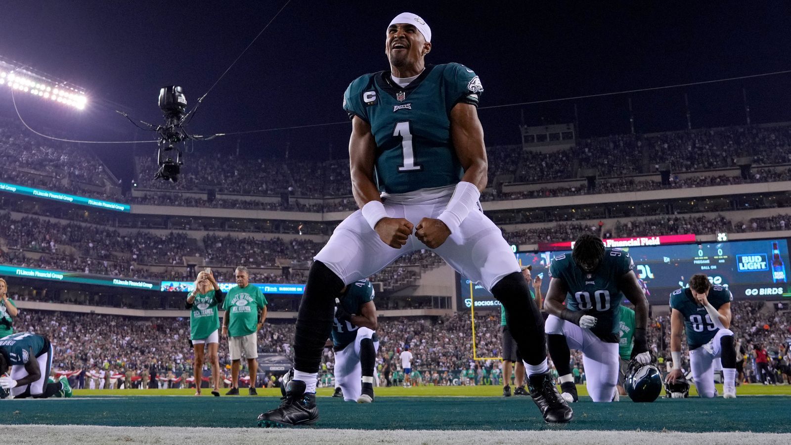 
                <strong>Philadelphia Eagles</strong><br>
                Dass die Philadelphia Eagles kein schlechtes Team sind, hatten die meisten US-Experten auch so eingeschätzt. Dass die Eagles jedoch so gut funktionieren, damit war nicht zu rechnen. War die Defense beim Auftaktsieg bei den Detroit Lions (38:35) noch anfällig, drehte sie gegen die Minnesota Vikings am zweiten Spieltag die Schraubzwingen zu. Jalen Hurts als Quarterback macht jedem Eagles-Fan derzeit Spaß und die Defense hat beim Sieg über die Vikings gezeigt, dass sie auch einen der besten Receiver der Liga aus dem Spiel nehmen kann. Da den Dallas Cowboys die Mittel fehlen, die Giants schon als Pretender eingestuft wurden und die Commanders sich beinahe schon traditionell wohl selbst im Weg stehen, dürfte die NFC-East-Krone in diesem Jahr wieder nach Pennsylvania gehen. ran-Urteil: Contender!
              