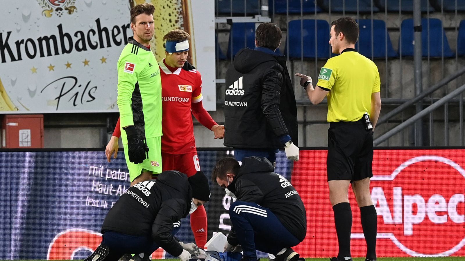 
                <strong>Das schmerzvolle Bundesliga-Duell Bielefeld vs. Union</strong><br>
                Das angeschlagene Duo musste minutenlang behandelt werden, konnte aber glücklicherweise doch weiterspielen. 
              