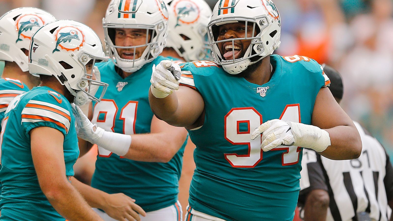 
                <strong>Miami Dolphins: Christian Wilkins (Defense)</strong><br>
                Die Dolphins holten Christian Wilkins im vergangenen Draft in der ersten Runde, der Defensive Tackle hatte allerdings Probleme dabei, die frühe Auswahl rechtzufertigen. Wilkins sammelte nur zwei Sacks und konnte der Defensive Line noch nicht seinen Stempel aufdrücken. Gegen den Lauf zeigte er aber gute Ansätze. In Brian Flores' flexiblem Defensiv-System muss Wilkins in seinem zweiten Jahr auch im Pass Rush eine größere Rolle einnehmen.
              